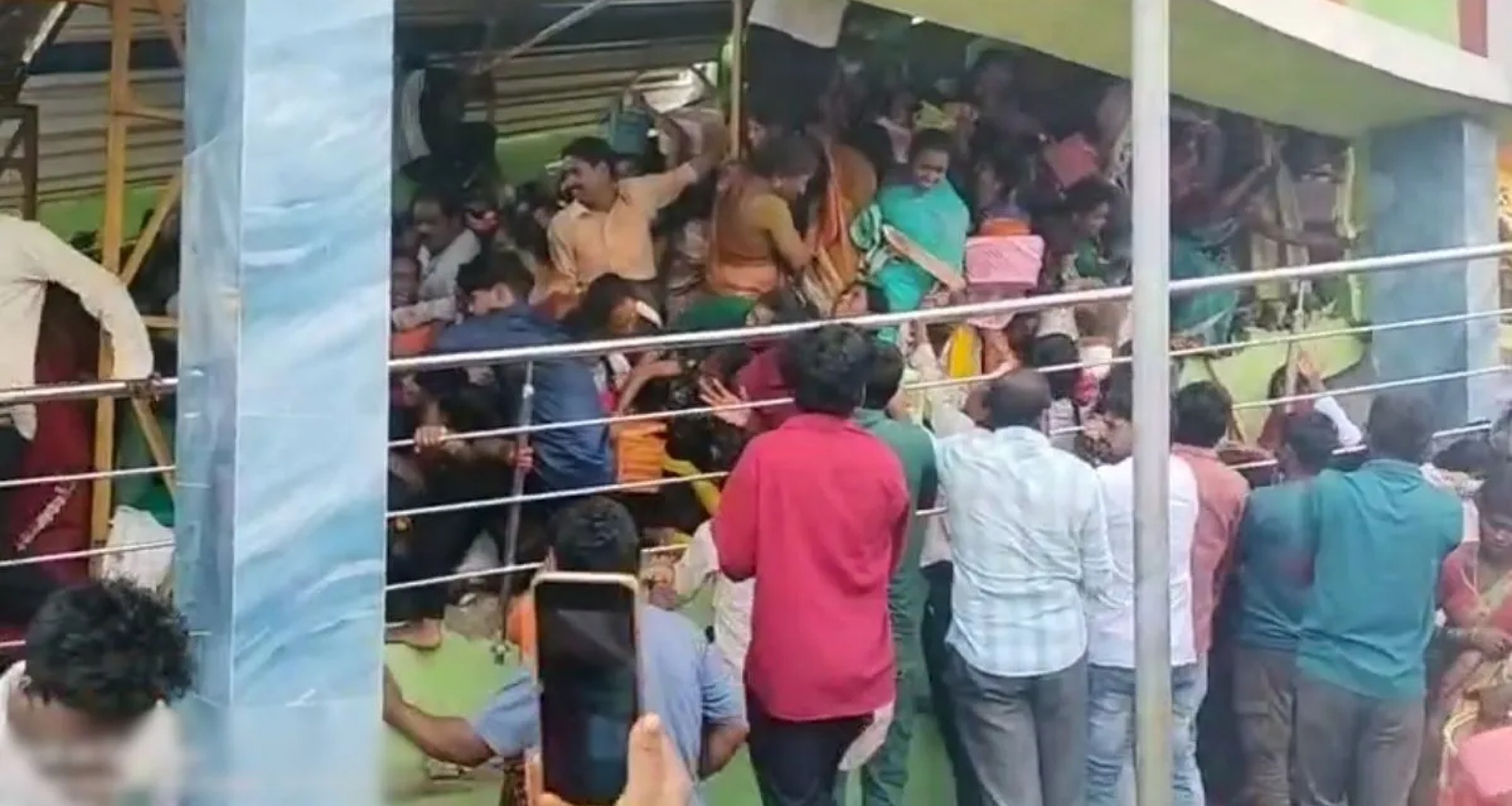 આંધ્રપ્રદેશના વેંકટેશ્વર સ્વામી મંદિરમાં ભાગદોડ, 10 લોકોના મોત; અચાનક ભીડ ઉમટી પડતાં અકસ્માત સર્જાયો
