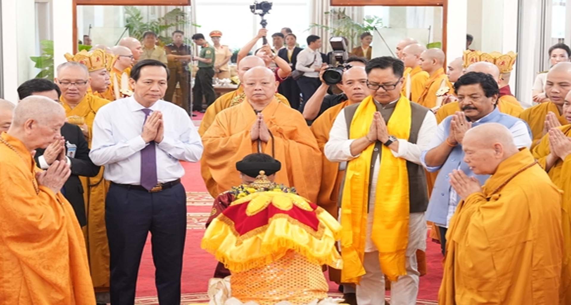 કેન્દ્રીય મંત્રી કિરેન રિજિજુ ભગવાન બુદ્ધના અવશેષો સાથે વિયેતનામમાં આગમન