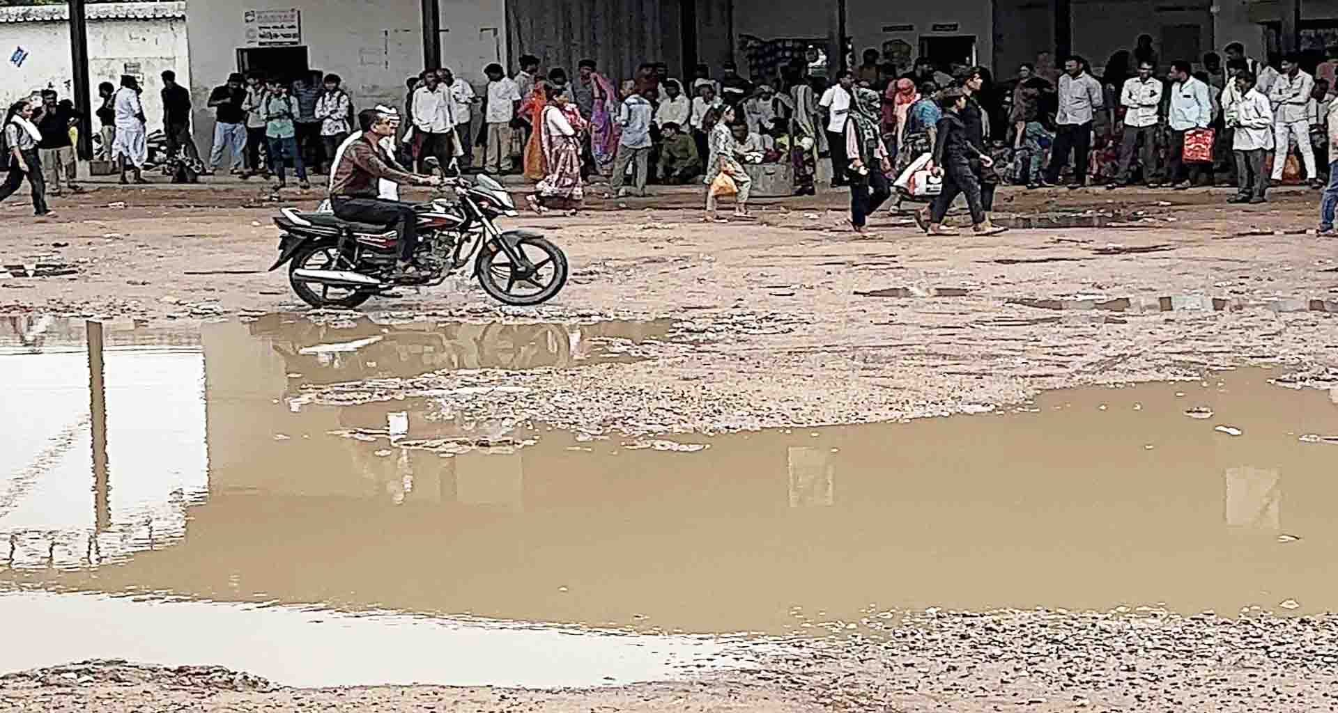 વરસાદનું પાણી ભરાઈ જવાથી મુસાફરોને બસમાંથી ઉતરીને પ્લેટફોર્મ સુધી પહોંચવામાં મુશ્કેલી