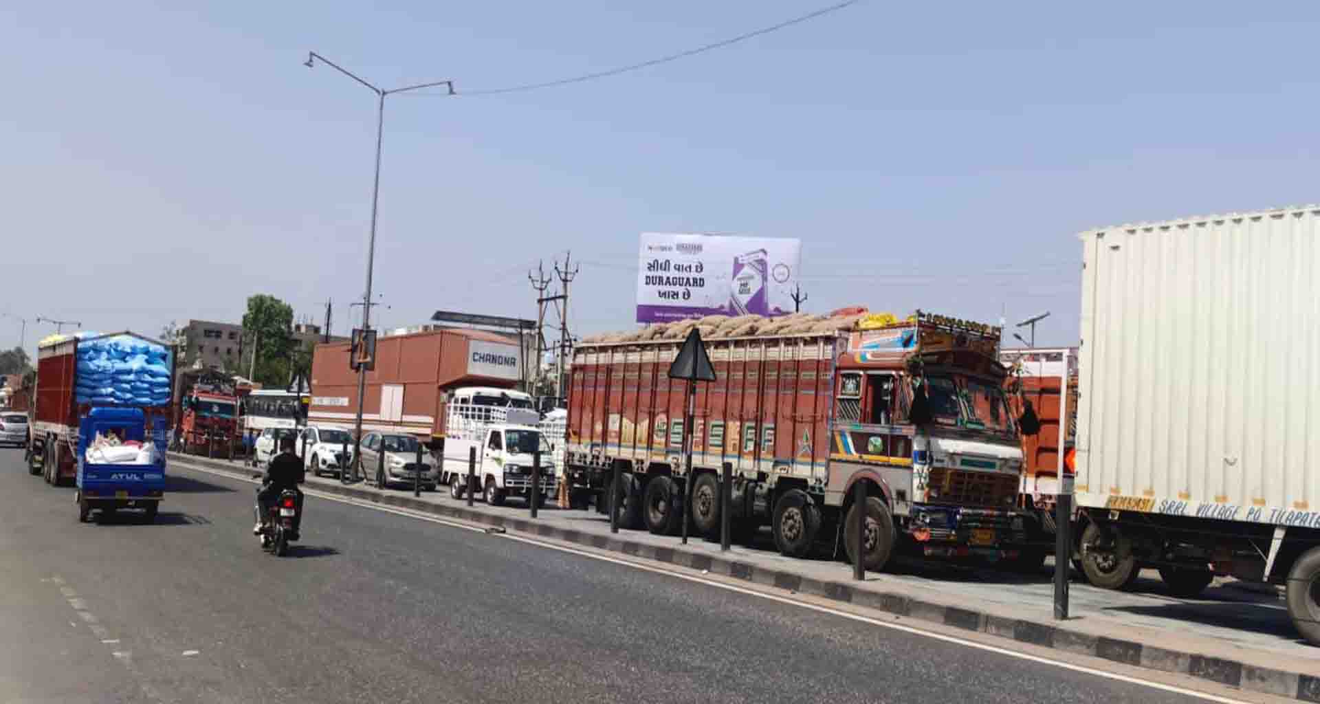 સિધ્ધપુર દેથળી ચાર રસ્તા પર રોડનું સમારકામ ચાલતું હોવાથી ટ્રાફિક જામના દ્રશ્યો સર્જાયા