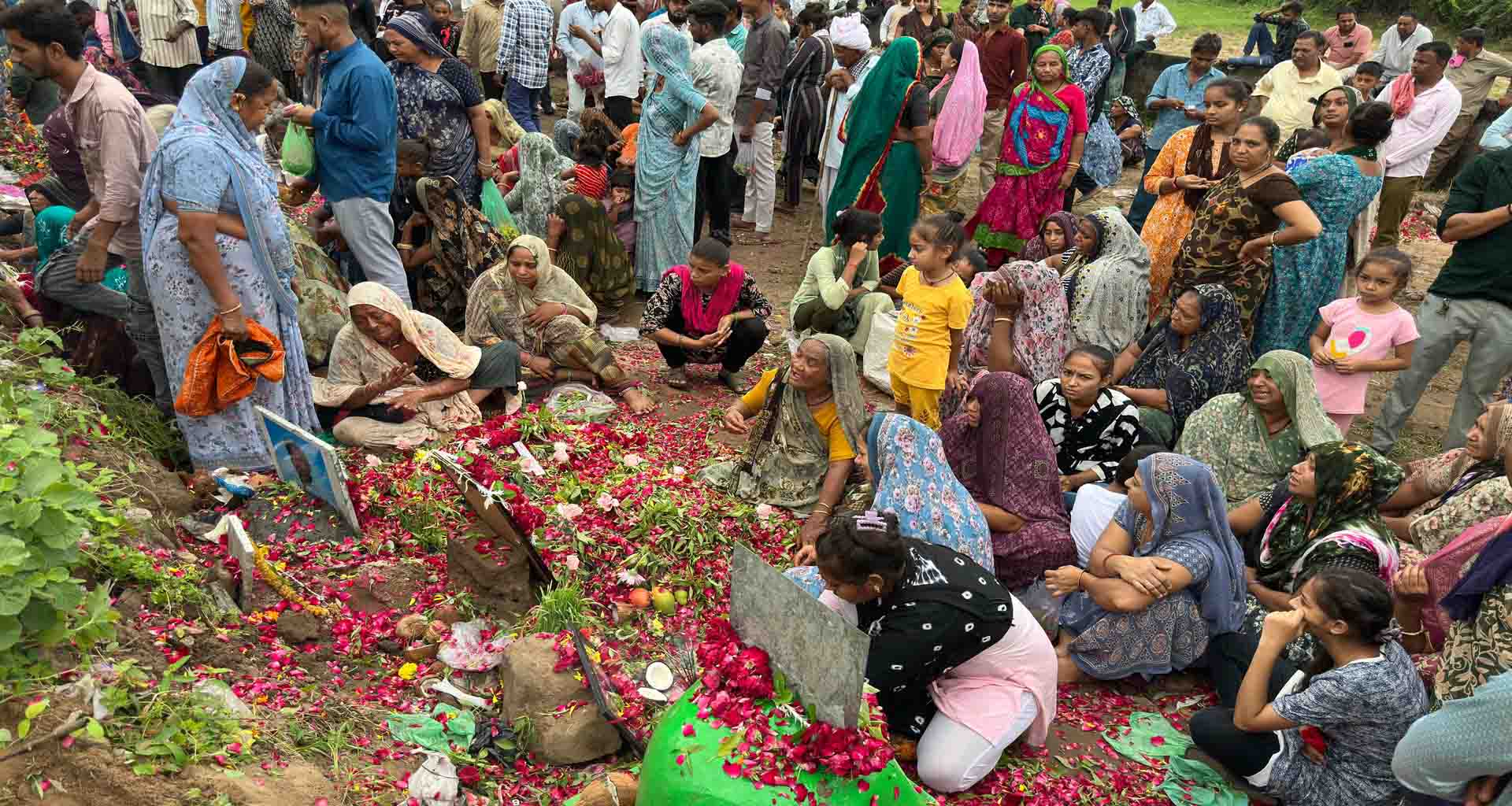 પાટણમાં દેવીપૂજકોએ પોતાના સ્વજનોની યાદમાં સ્મશાન ભુમિમાં હૈયાફાટ રૂદન કર્યું