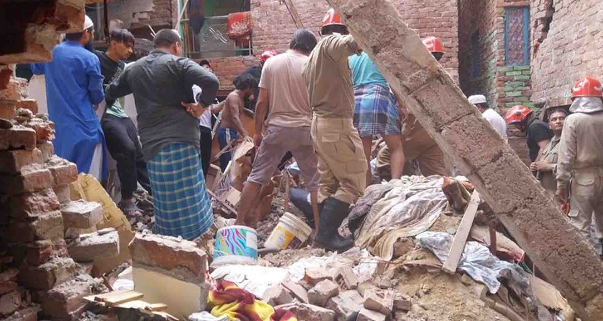 દિલ્હીમાં ચાર માળની ઇમારત ધરાશાયી કાટમાળ નીચે દટાઈ જવાથી બે લોકોના મોત