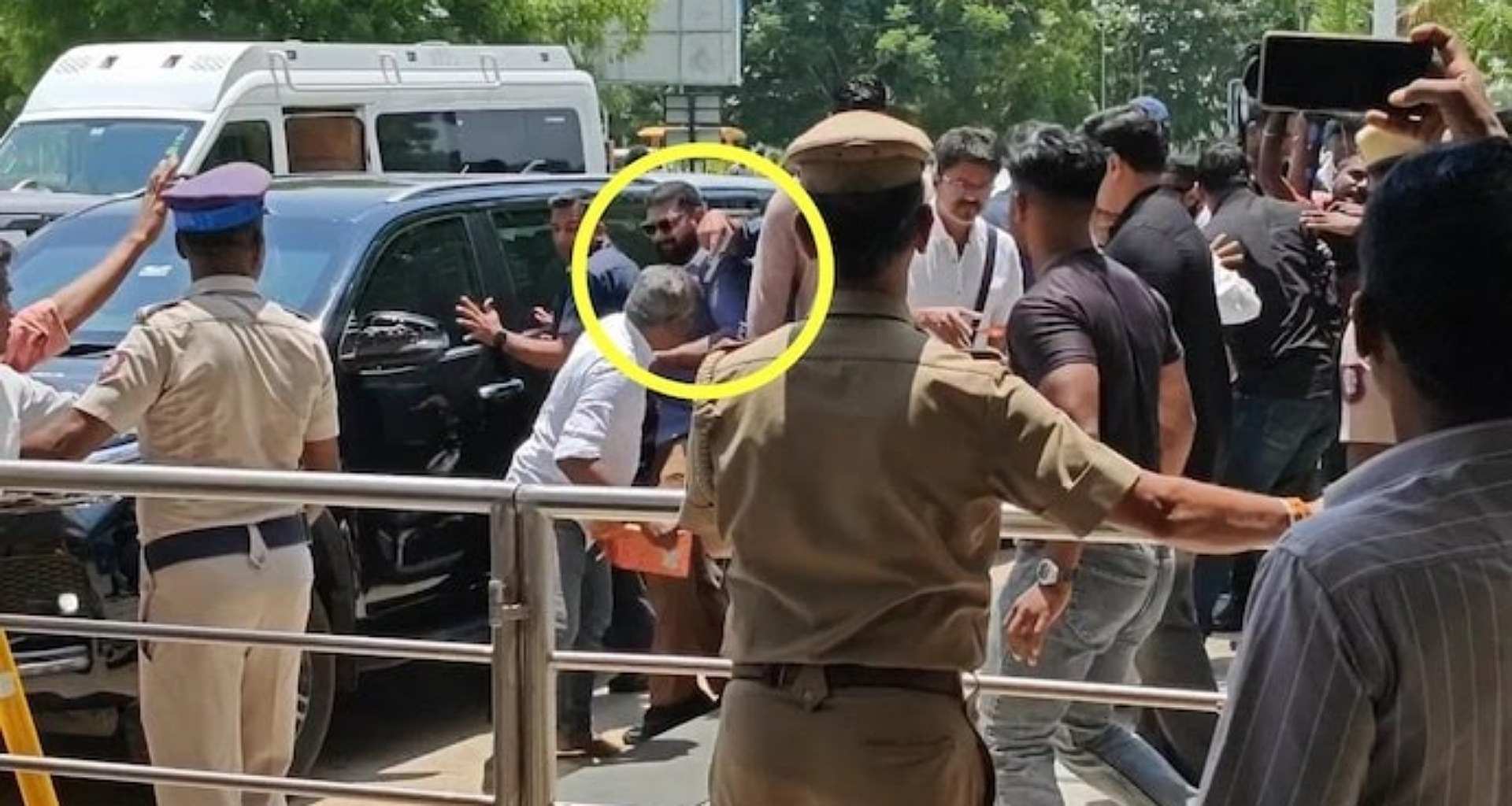 અભિનેતા વિજયના બોડીગાર્ડે ફેન્સ પર બંદૂક તાકી, એરપોર્ટ મુલાકાતથી વિવાદ શરૂ