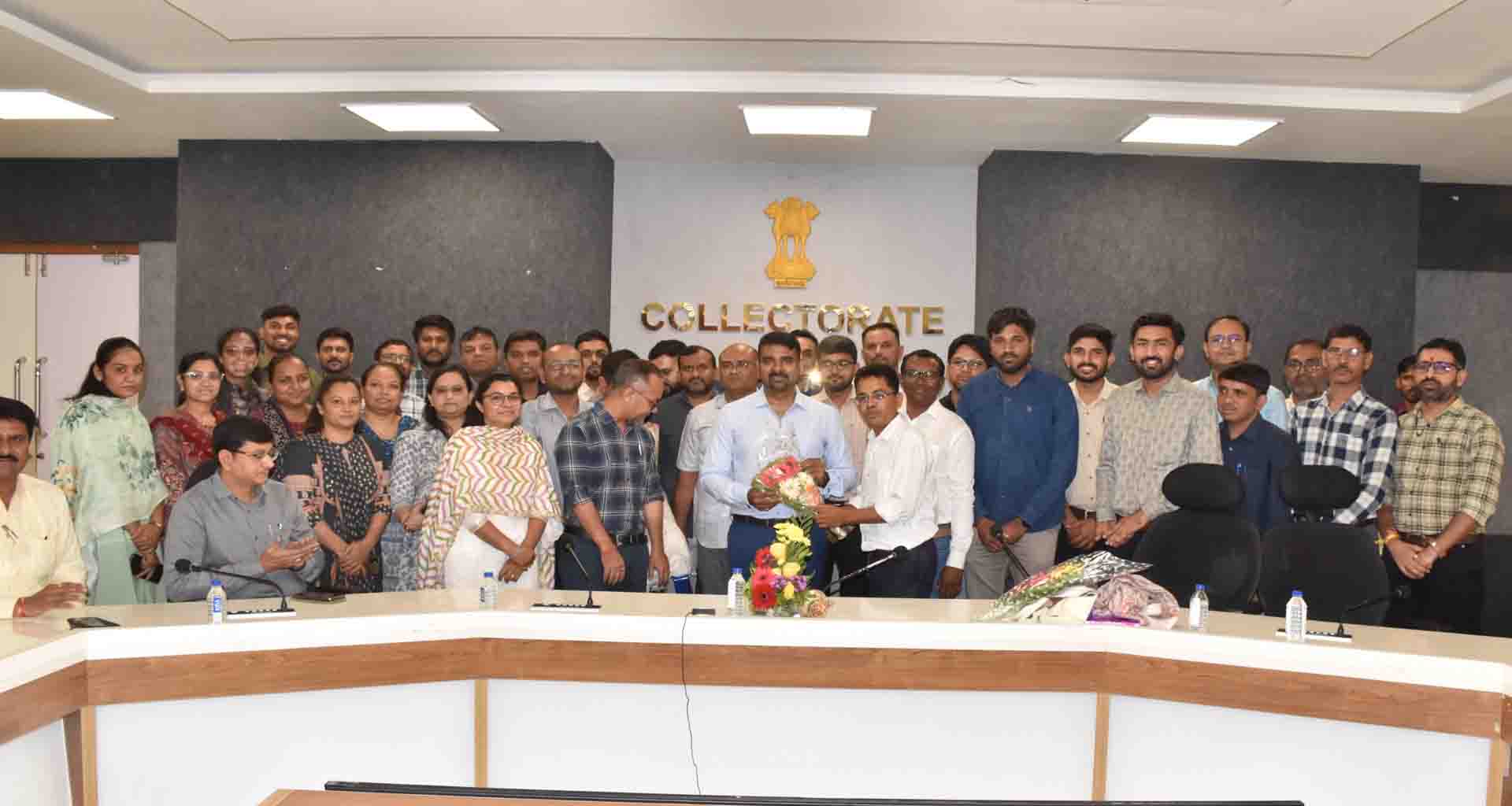 બેસ્ટ ચૂંટણી અધિકારીનો એવોર્ડ પ્રાપ્ત કરી જિલ્લાને ગૌરવ અપાવનાર કલેકટર અરવિંદ વિજ્યનનો વિદાયમાન કાર્યક્રમ યોજાયો