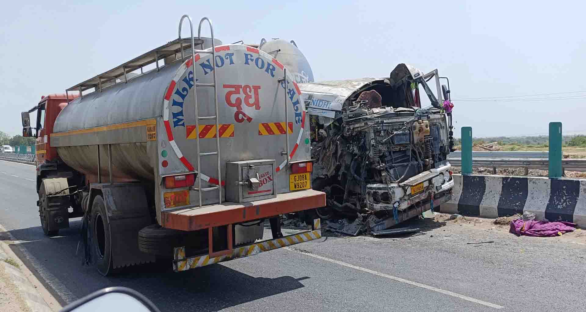 પાલનપુરના કાણોદર નજીક ટ્રેઇલર પાછળ ટ્રક ઘુસી જતાં અકસ્માત સર્જાયો