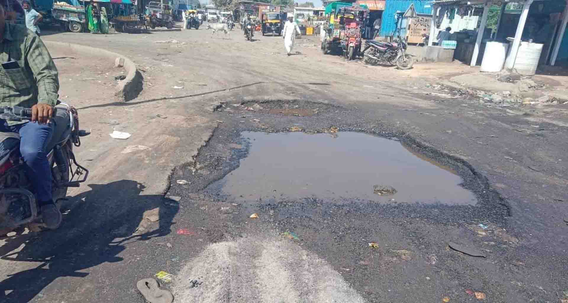 સાતલપુરના બજાર માર્ગો તેમજ બ્રિજ પાસે નો સર્વિસ માર્ગ અકસ્માત સર્જે તે પહેલા રીપેરીંગ કરાવવાની માંગ ઉઠી