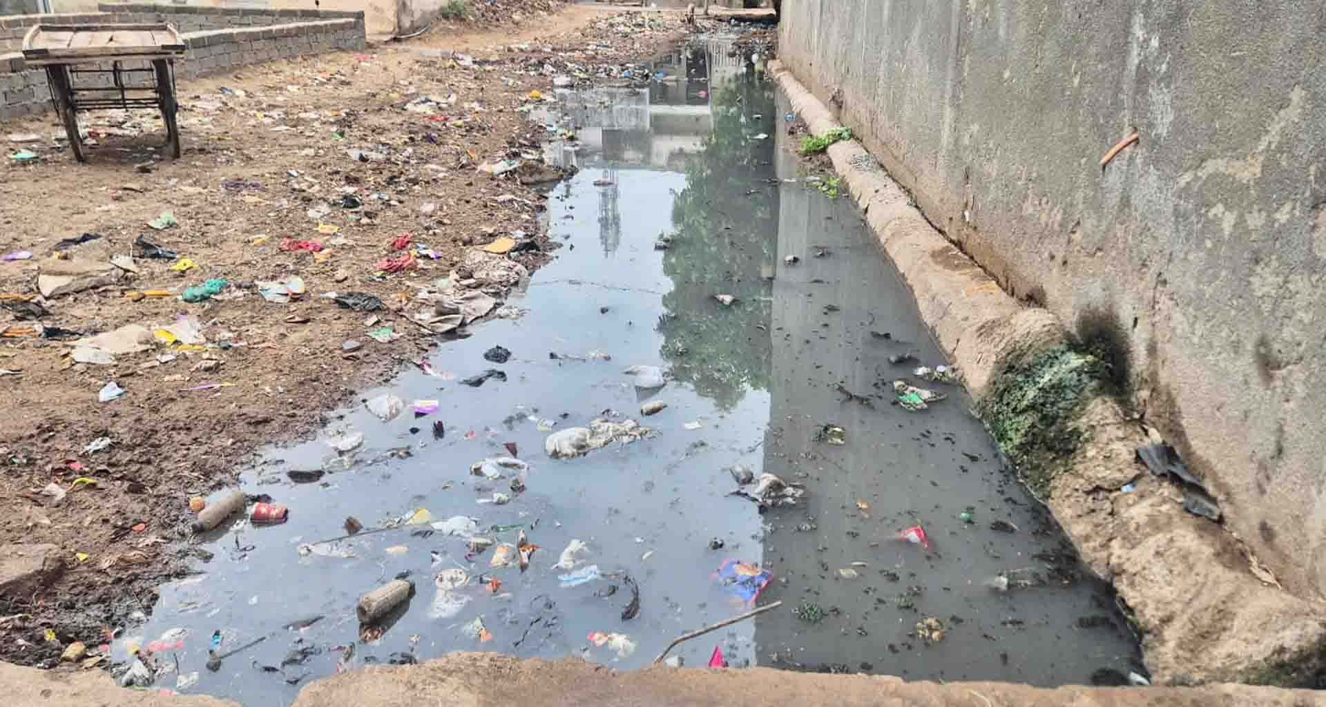 ડીસાના અંબિકા નગરમાં 40 વર્ષથી વરસાદી પાણીના નિકાલનો અભાવ સ્થાનિક રહીશો પરેશાન