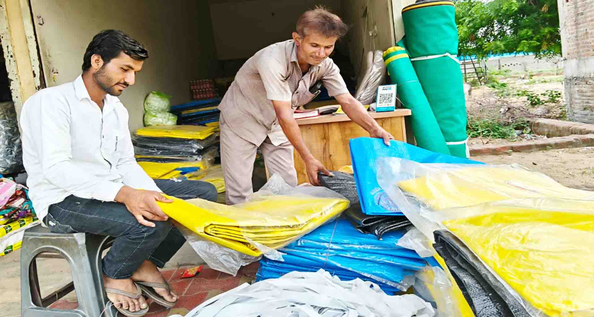 બનાસકાંઠા જિલ્લામાં વરસાદની જમાવટથી પ્લાસ્ટિકની તાડપત્રીનું વેચાણ