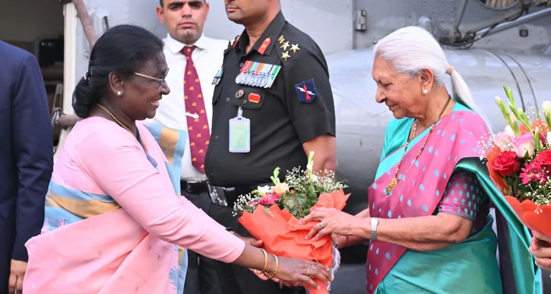 રાષ્ટ્રપતિ દ્રૌપદી મુર્મુએ વૃંદાવનની મુલાકાત લીધી, રાજ્યપાલ આનંદીબેન પટેલ સાથે પ્રેમ મંદિર પહોંચ્યા