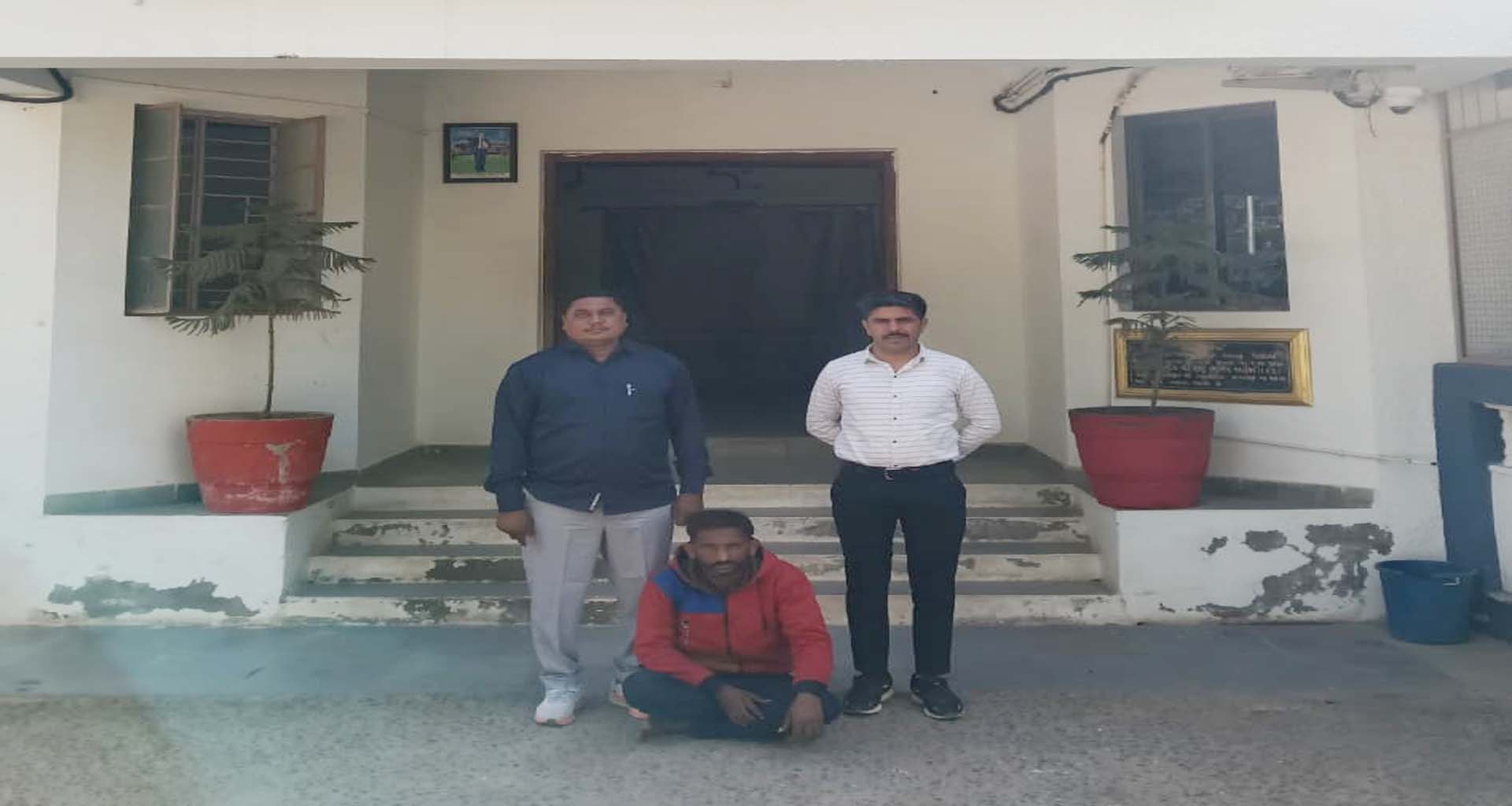 ભાભર પોલીસે પેરોલ રજા ઉપરથી ફરાર આરોપીને ઝડપી લીધો