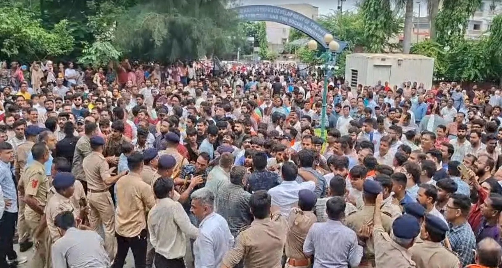 અમદાવાદમાં ધોરણ 8 ના વિદ્યાર્થીએ ધોરણ 10 ના વિદ્યાર્થીની હત્યા કરી, ગુસ્સે ભરાયેલા લોકોએ શાળામાં તોડફોડ કરી