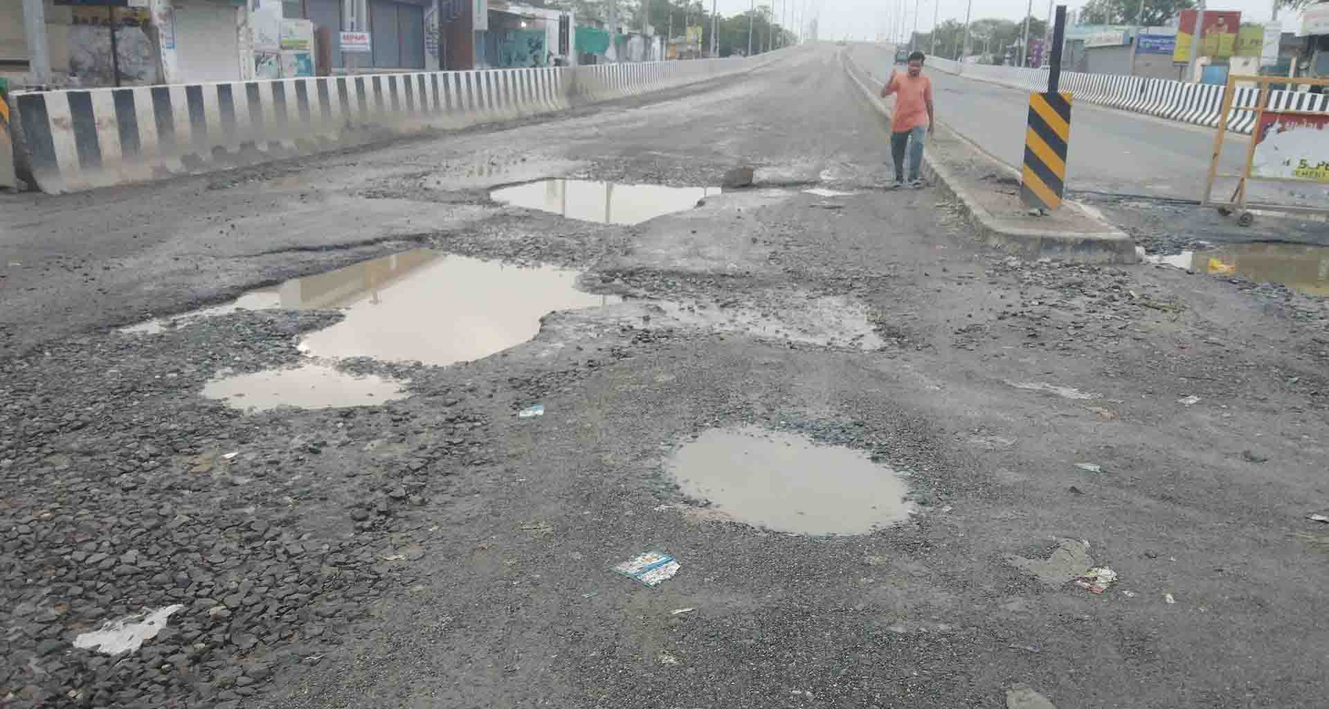 ધાનેરા રેલવે પૂલ પાસે ખાડાઓથી માર્ગ બિસ્માર; ખાડા ક્યારે પૂરાશે.