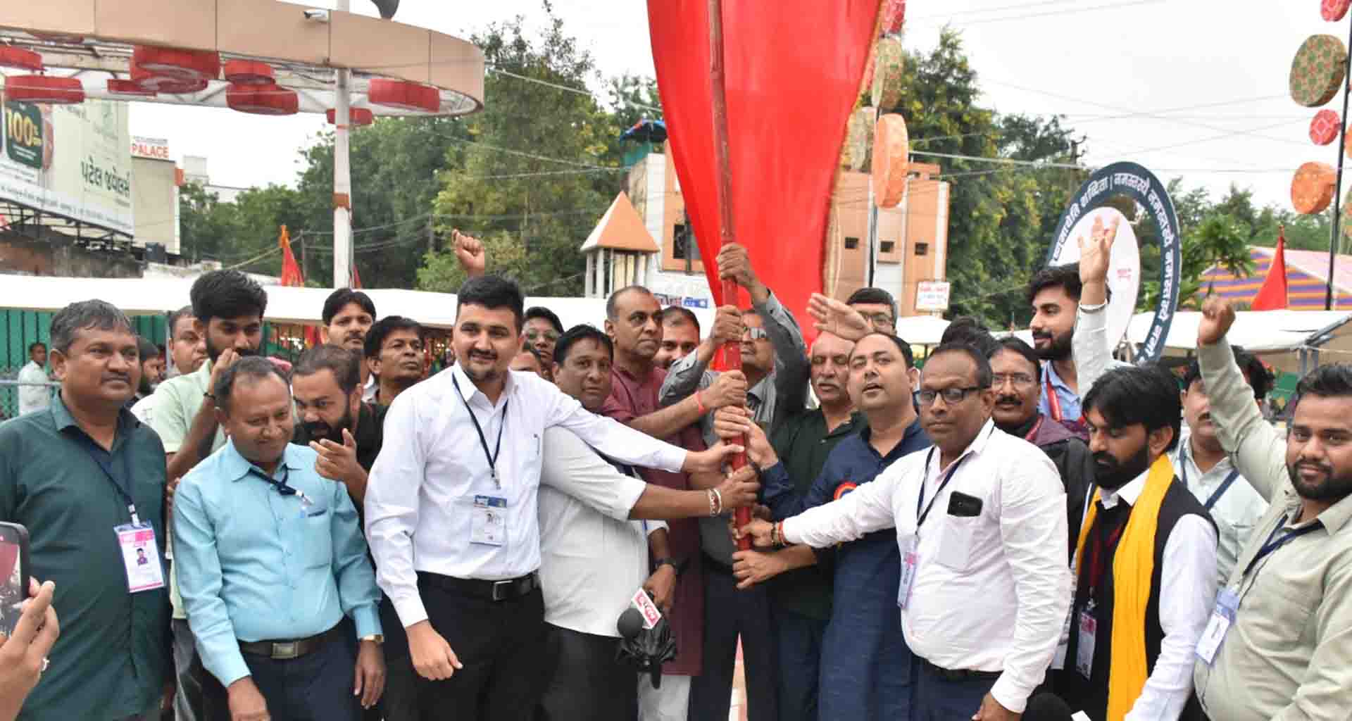 જિલ્લા માહિતી કચેરી પાલનપુર દ્વારા માઁ અંબાના ધામ અંબાજી ખાતે ધજા ચડાવવામાં આવી