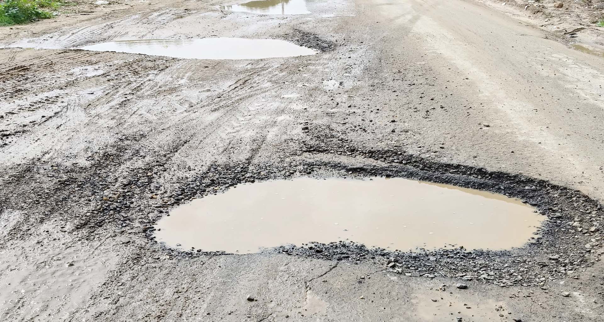 મુડેઠાથી ઉંબરી સુધી રસ્તા પર વરસાદના કારણે રોડ પર ઠેરઠેર મસ્ત મોટા ખાડા પડ્યા