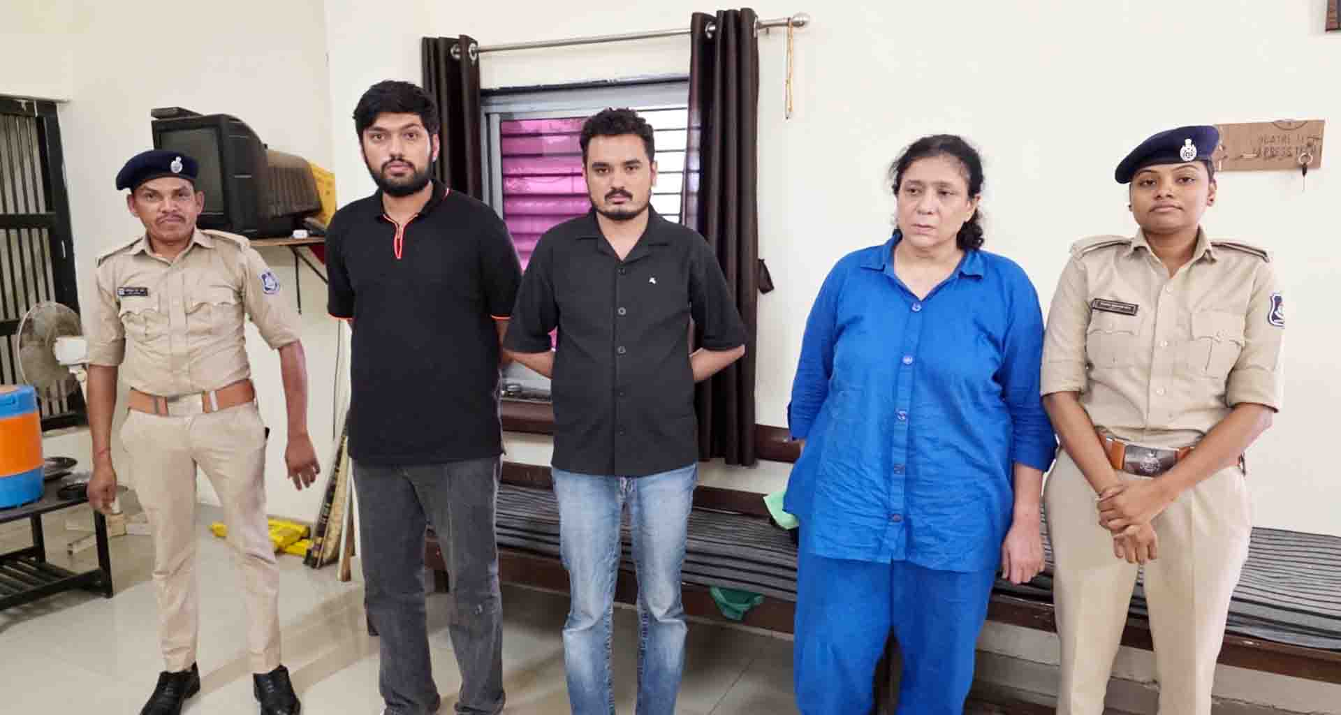 હેરા ફેરી ઝડપાઇ; હીંમતનગર રેલ્વે સ્ટેશન પરથી 2.74 લાખનો વિદેશી દારૂ કબજે