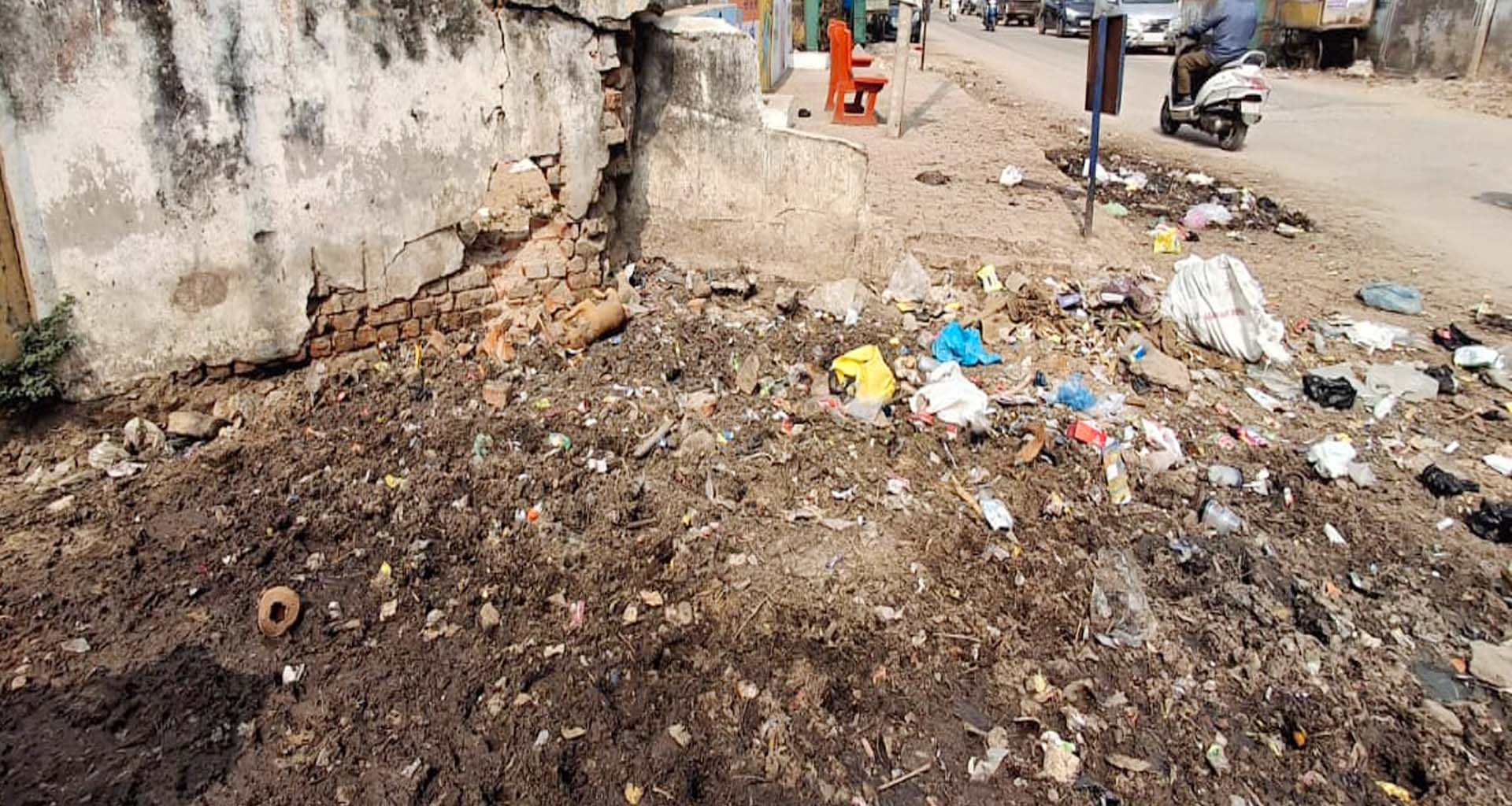 પાલનપુર સરકારી વસાહતના દરવાજા પાસે કચરાના અસહ્ય દુર્ગંધથી લોકો ત્રાહીમામ