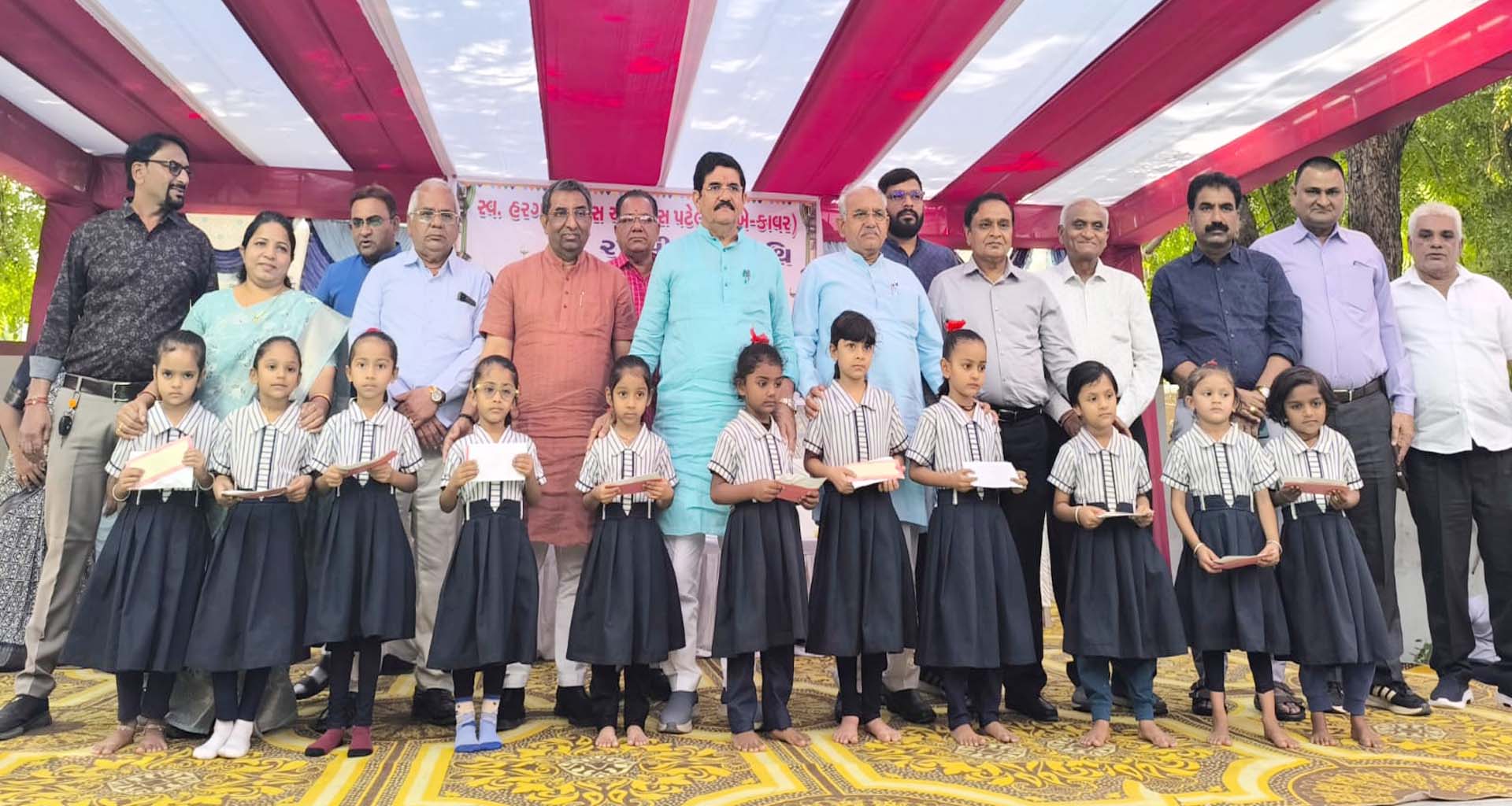 ઊંઝા તાલુકાના ઉનાવા ગામે સાંસદના હસ્તે શાળાની દીકરીઓને ભેટ સ્વરૂપે સિક્કાઓનું વિતરણ કરાયું