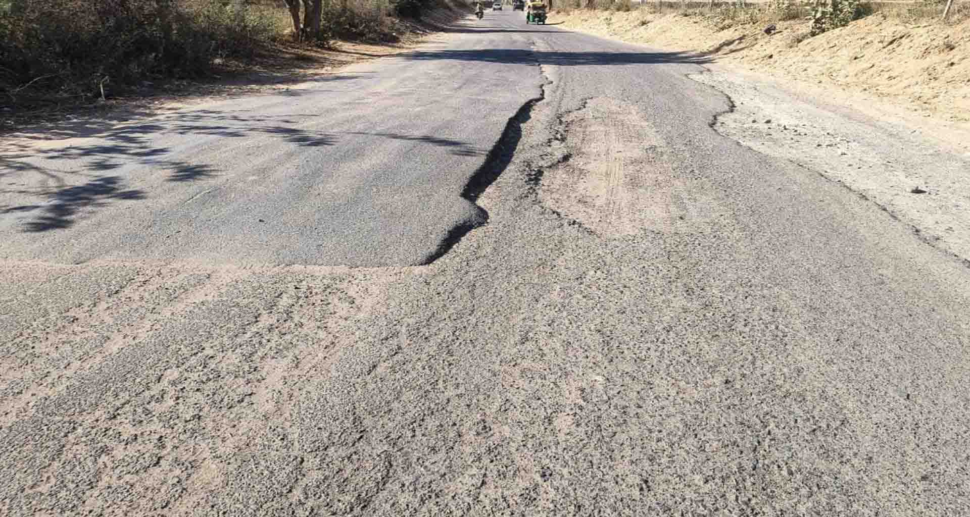 લાખણીથી યાત્રાધામ ગેળાના ખખડધજ રોડથી વાહન ચાલકો, પ્રજા અને શ્રદ્ધાળુઓ ત્રાહીમામ