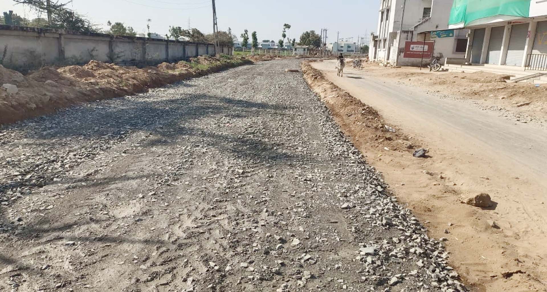 ડીસામાં શુભમ પાર્ટી પ્લોટ પાસે નવો રસ્તો સાંકડો બનાવતા રહીશોમાં ભારે રોષ