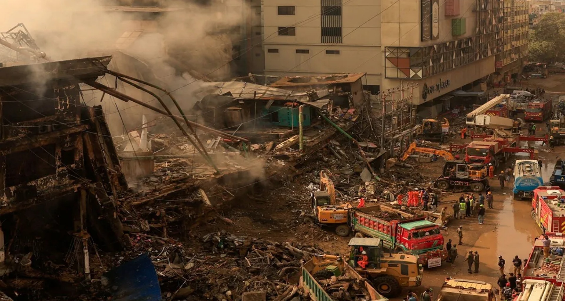 પાકિસ્તાનના ગુલ પ્લાઝા મોલમાં આગ; 81 લોકો હજુ પણ ગુમ; મૃત્યુઆંક 26 પર પહોંચ્યો