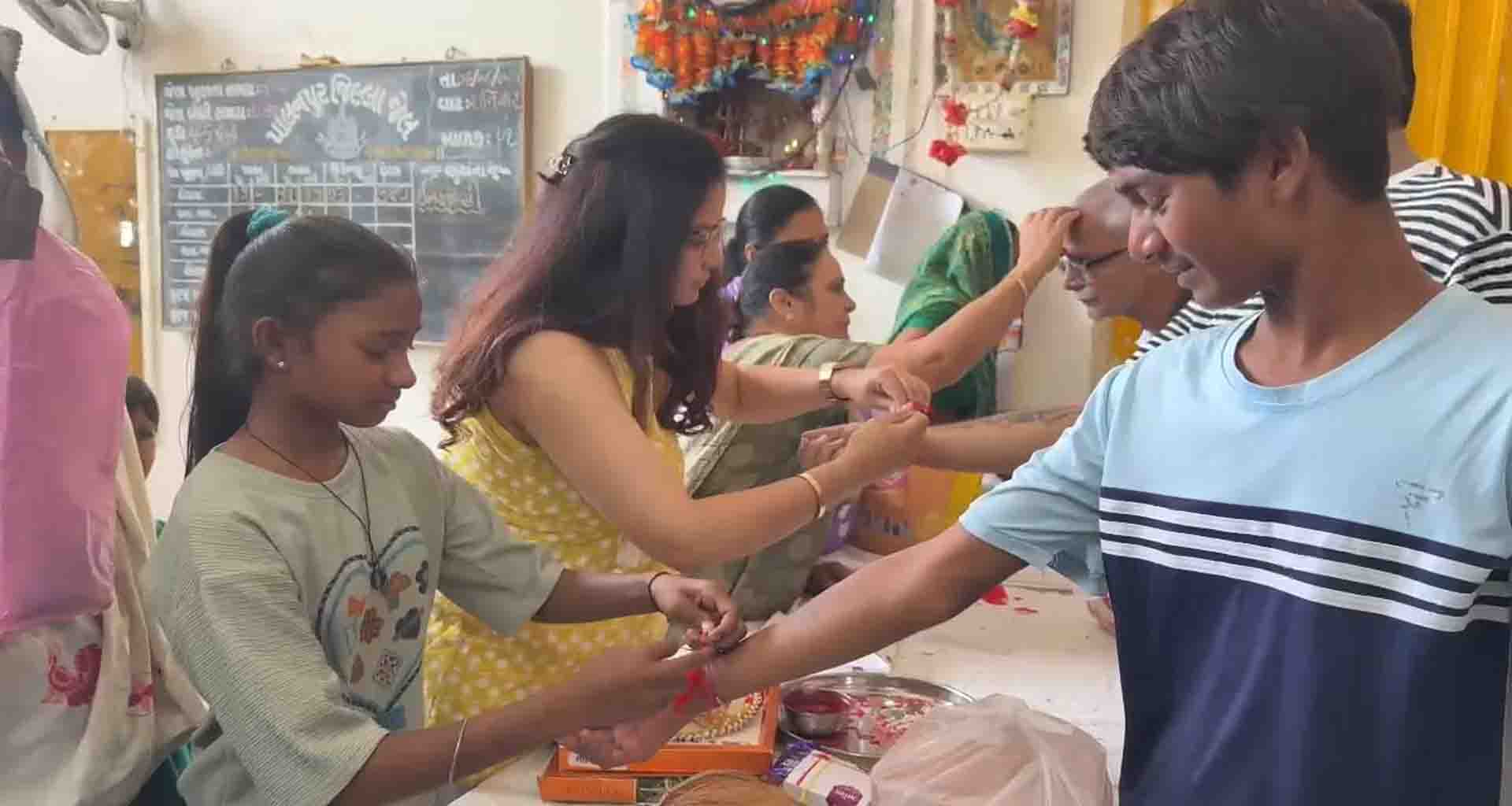 પાલનપુરની જિલ્લા જેલમાં રક્ષાબંધનની કરાઈ ઉજવણી બહેનોએ રાખડી બાંધતા સર્જાયા લાગણીસભર દ્રશ્યો