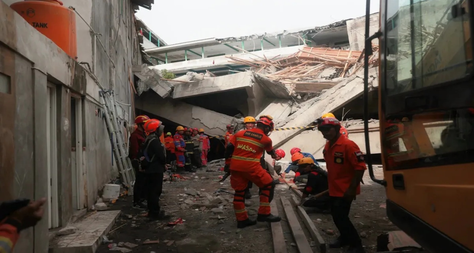 ઇન્ડોનેશિયામાં શાળાની ઇમારત ધરાશાયી, એક વિદ્યાર્થીનું મોત અને 65 અન્ય કાટમાળ નીચે ફસાયા