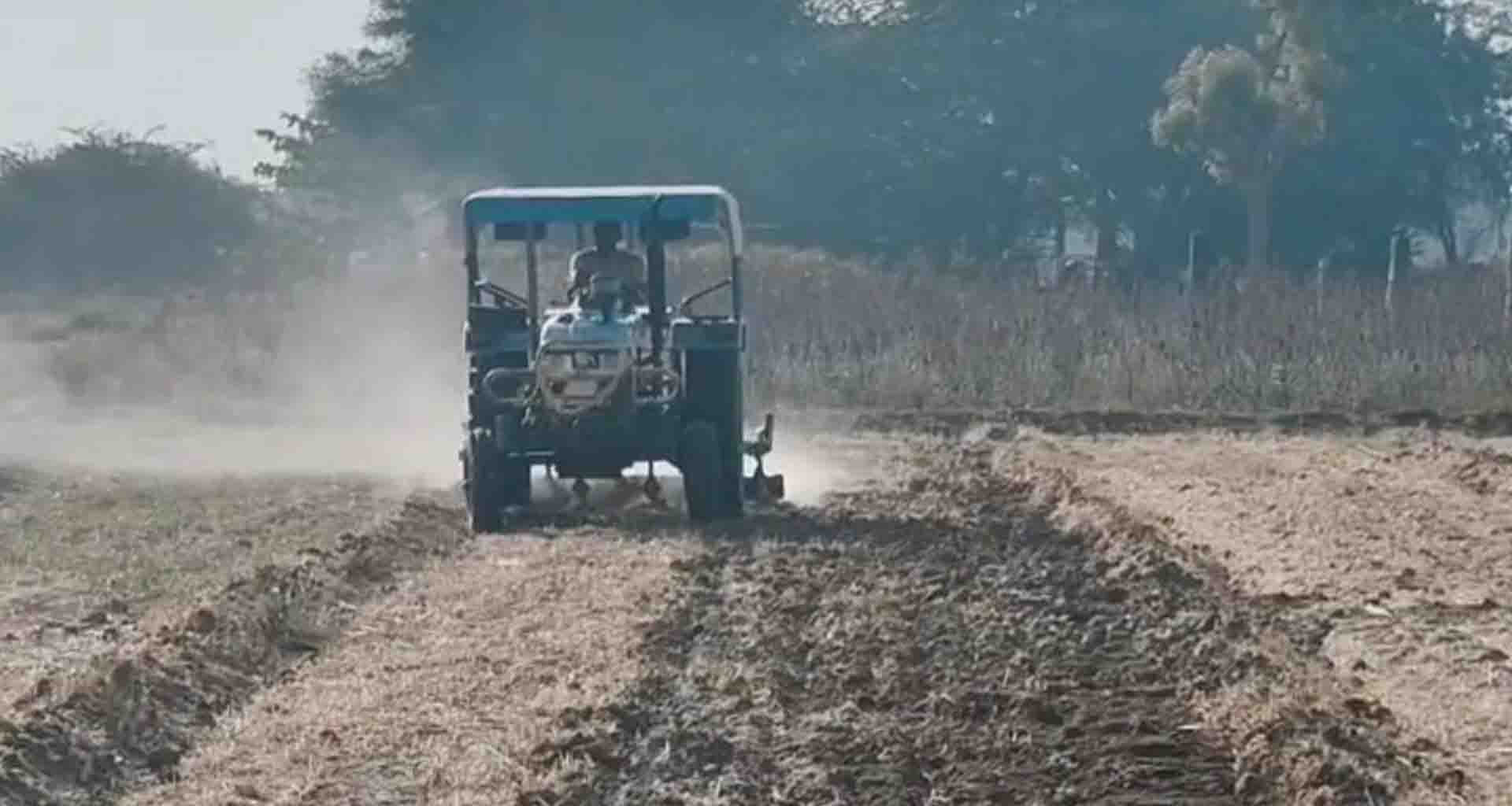 પાટણ જિલ્લાના ખેડૂતોએ અખાત્રીજના પવિત્ર દિવસે નવા વર્ષની ખેતીનો પૂજા-પાઠ અને મંત્રોચ્ચાર વચ્ચે પ્રારંભ કર્યો