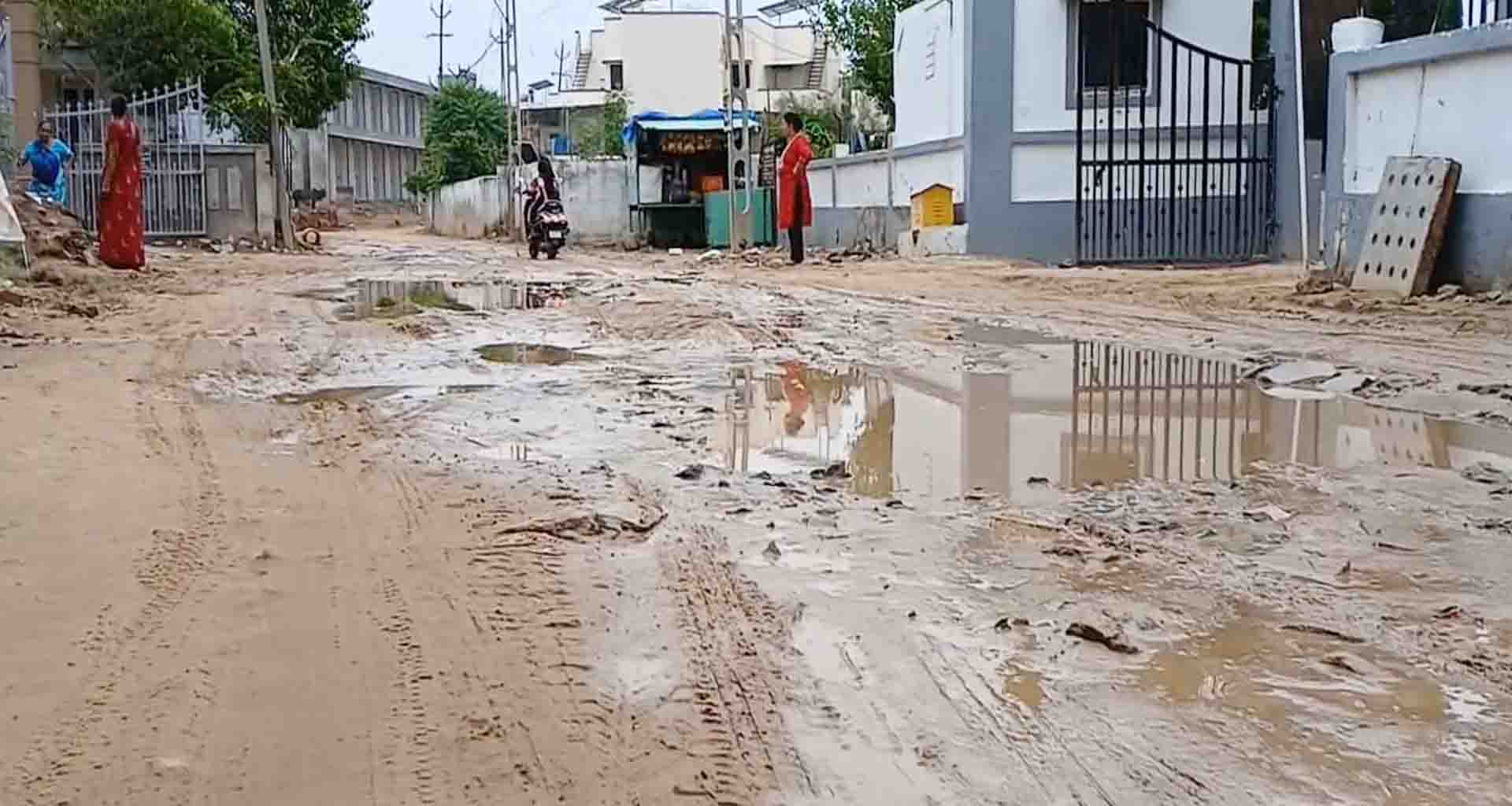 પાલનપુરમાં રામજીનગરથી હાઈવે સુધીનો રોડ બિસ્માર, વરસાદમાં લોકોને ભારે હાલાકી