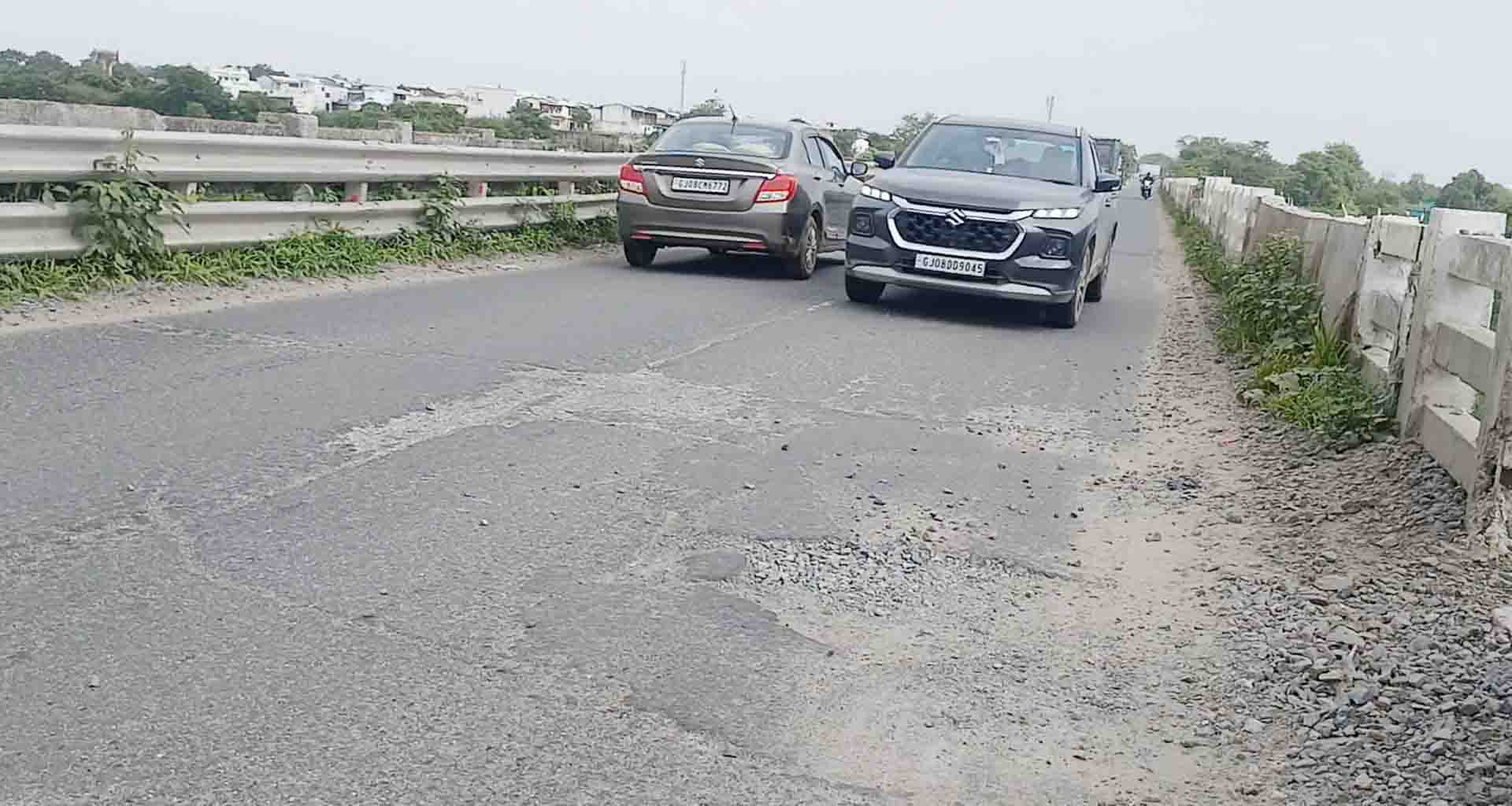 રતનપુર-મેરવાડાની ઉમરદશી નદી ઉપર આવેલ જર્જરિત પુલ પર દુર્ઘટના સર્જાવાની દહેશત