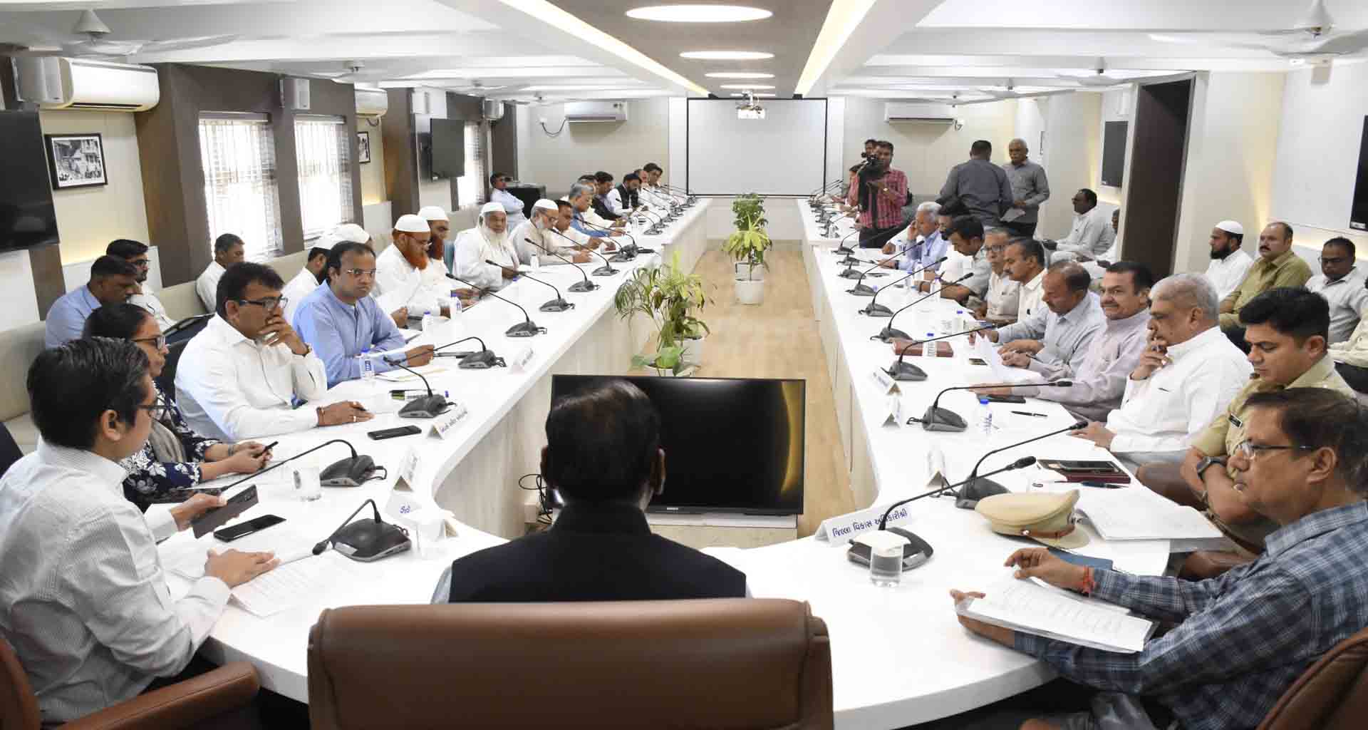 સમાન સિવિલ કોડ સમિતિના સભ્ય સી.એલ. મીનાની અધ્યક્ષતામાં કલેકટર કચેરી પાલનપુર ખાતે બેઠક યોજાઇ