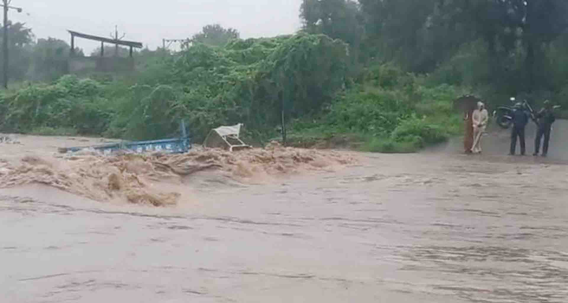 મહેસાણા; સતલાસણાના તાલુકાના ખોડામલી ગામમાં વરસાદી પાણી ઘુસતા જનજીવન પ્રભાવિત