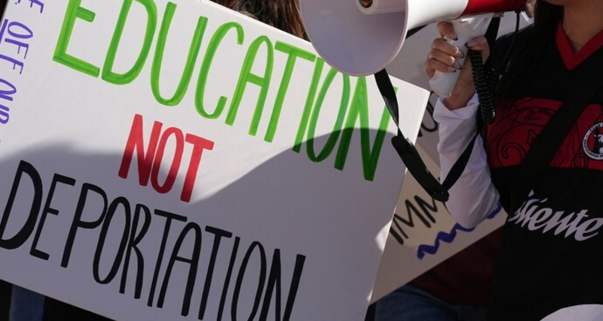 અમેરિકામાં હજારો વિદેશી વિદ્યાર્થીઓએ કાનૂની દરજ્જો ગુમાવ્યો