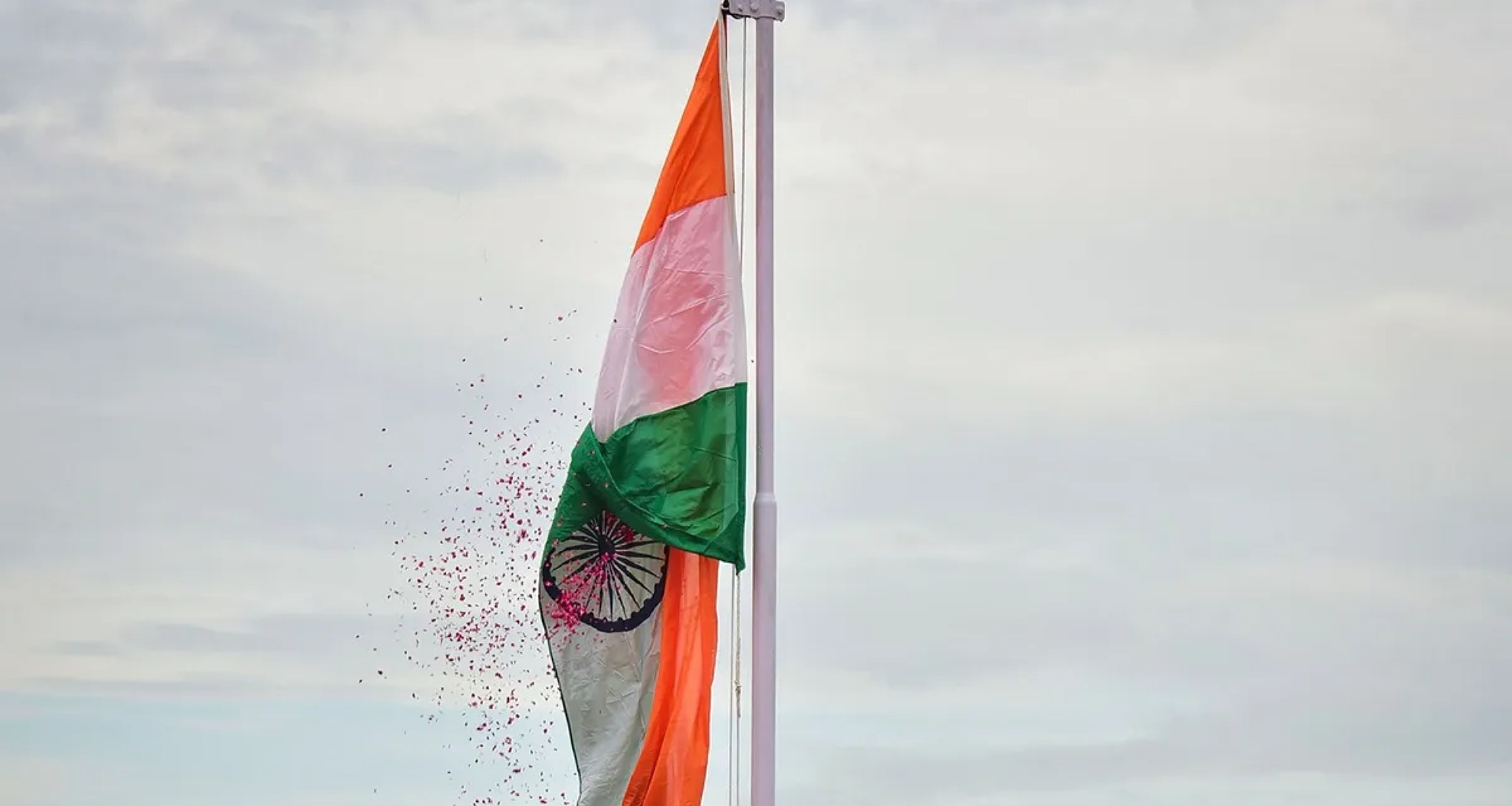 રાષ્ટ્રધ્વજની જગ્યાએ કોંગ્રેસનો ધ્વજ લહેરાયો, હોબાળો મચી ગયો, જાણો ક્યાં બની આ ઘટના?