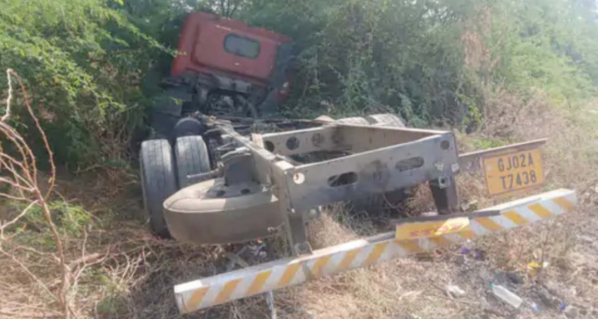 સમી માર્ગ પર દૂધનું ટેન્કર પલટી મારતા 10 હજાર લિટર દૂધની રેલમછેલ