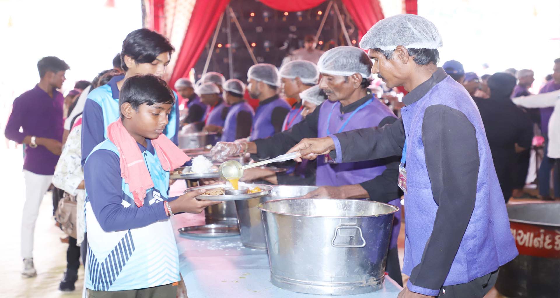 અંબાજી ખાતે જય જલિયાણ સેવા કેમ્પનો આરંભ : 250 સ્વયંસેવકો પદયાત્રીકોની સેવા કરશે