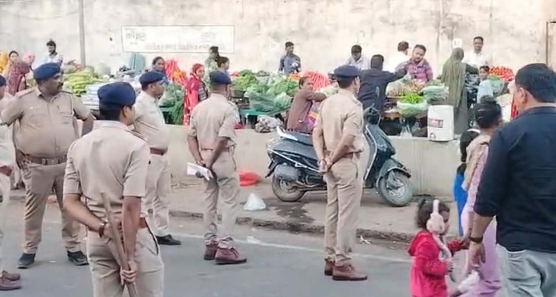 ડીસામાં ચંદ્રલોક રોડ ઉપર ટ્રાફિકને નડતરરૂપ લારીઓ-વાહનો હટાવાયા