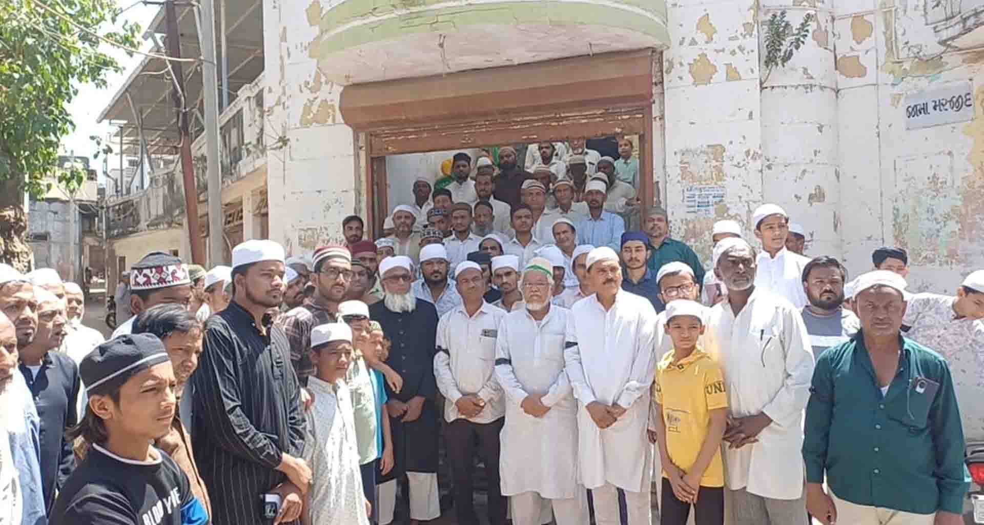 કાશ્મીરના આંતકી હુમલાના વિરોધમાં વિરોધ; પાલનપુરની જુમ્મા મસ્જિદમાં મૃતકોની આત્માની શાંતિ માટે બે મિનિટનું મૌન