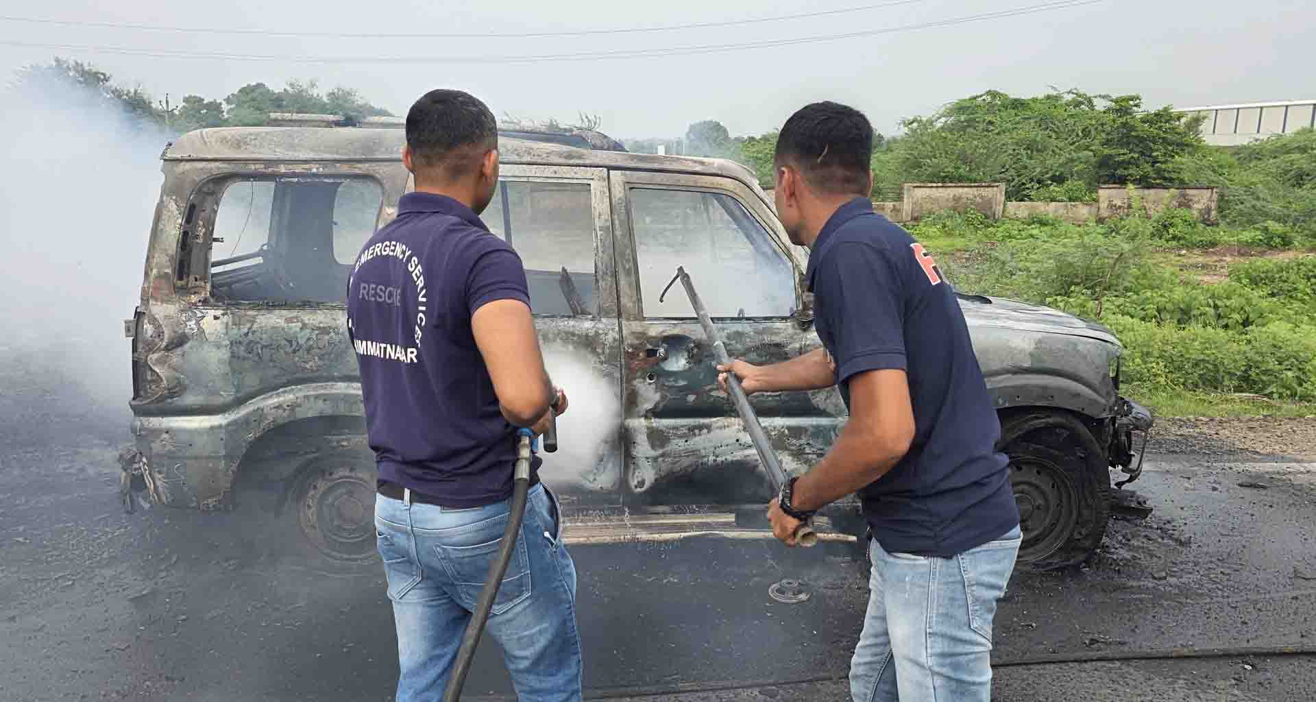 સાબરકાંઠા; સ્કોર્પિયો ગાડીમાં અચાનક આગ લાગી ફાયર વિભાગે આગને કાબૂમાં લીધી