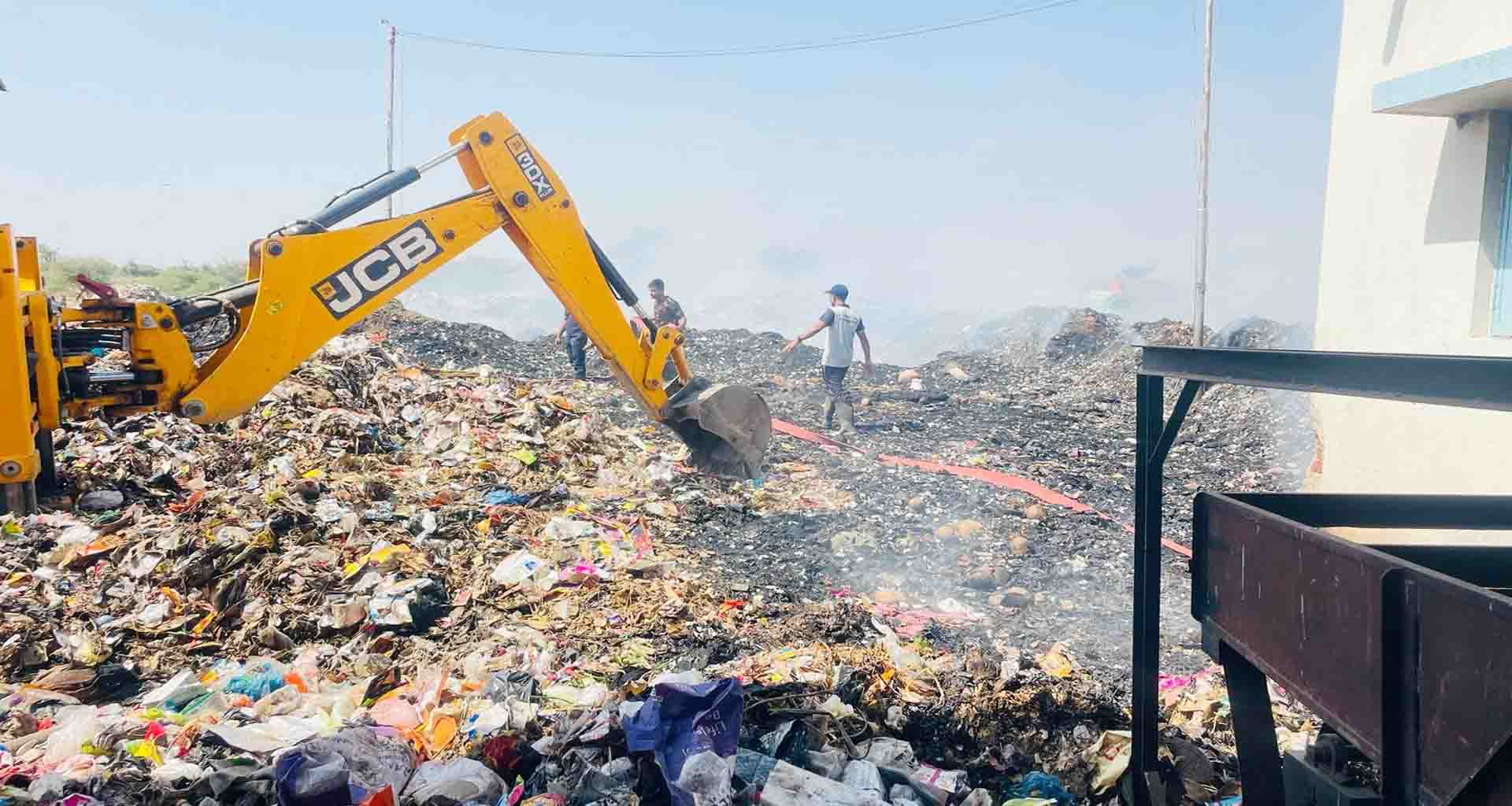 કચરાના ડમ્પિંગ સાઇટમાં બપોરના સમયે અચાનક આગ ભભૂકી ઊઠી; જાનહાનિ ટળી