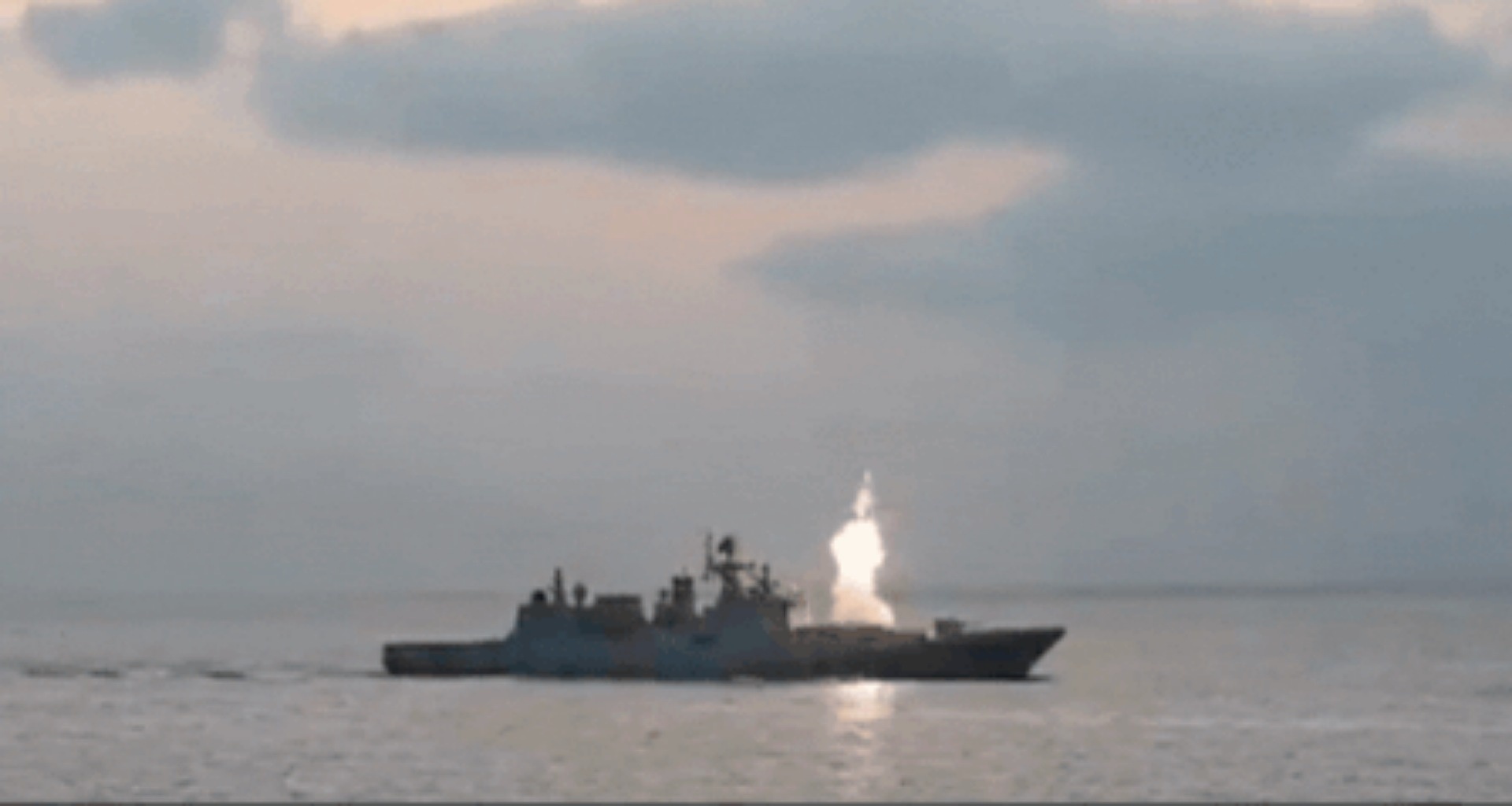 ભારતીય નૌકાદળના યુદ્ધ જહાજોએ મિસાઇલો છોડ્યા, 'લડાઇ માટે તૈયાર' પ્રહાર શક્તિનું પ્રદર્શન કર્યુ