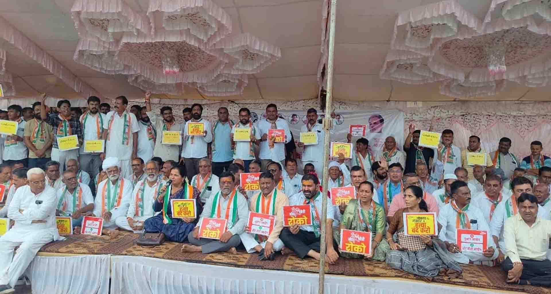 વોટ ચોરી મુદ્દે કોંગ્રેસનો આક્રમક રૂખ; પાલનપુર ખાતે કોંગ્રેસે યોજ્યા ધરણાં પ્રદર્શન