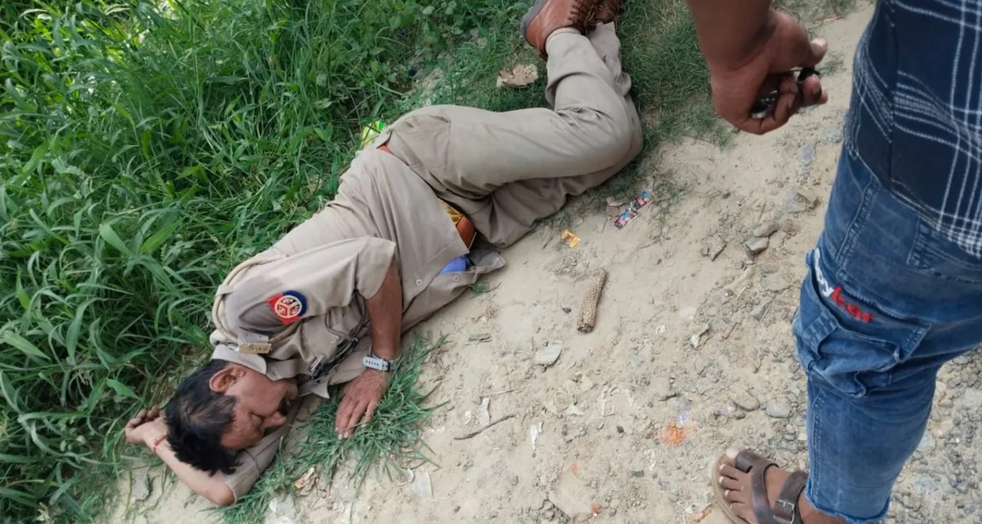 ફતેહપુર: દારૂના નશામાં ધૂત ઇન્સ્પેક્ટરનો વીડિયો વાયરલ, કહ્યું- 'DIG મારું શું કરશે, બસ ટ્રાન્સફર, બીજું શું'