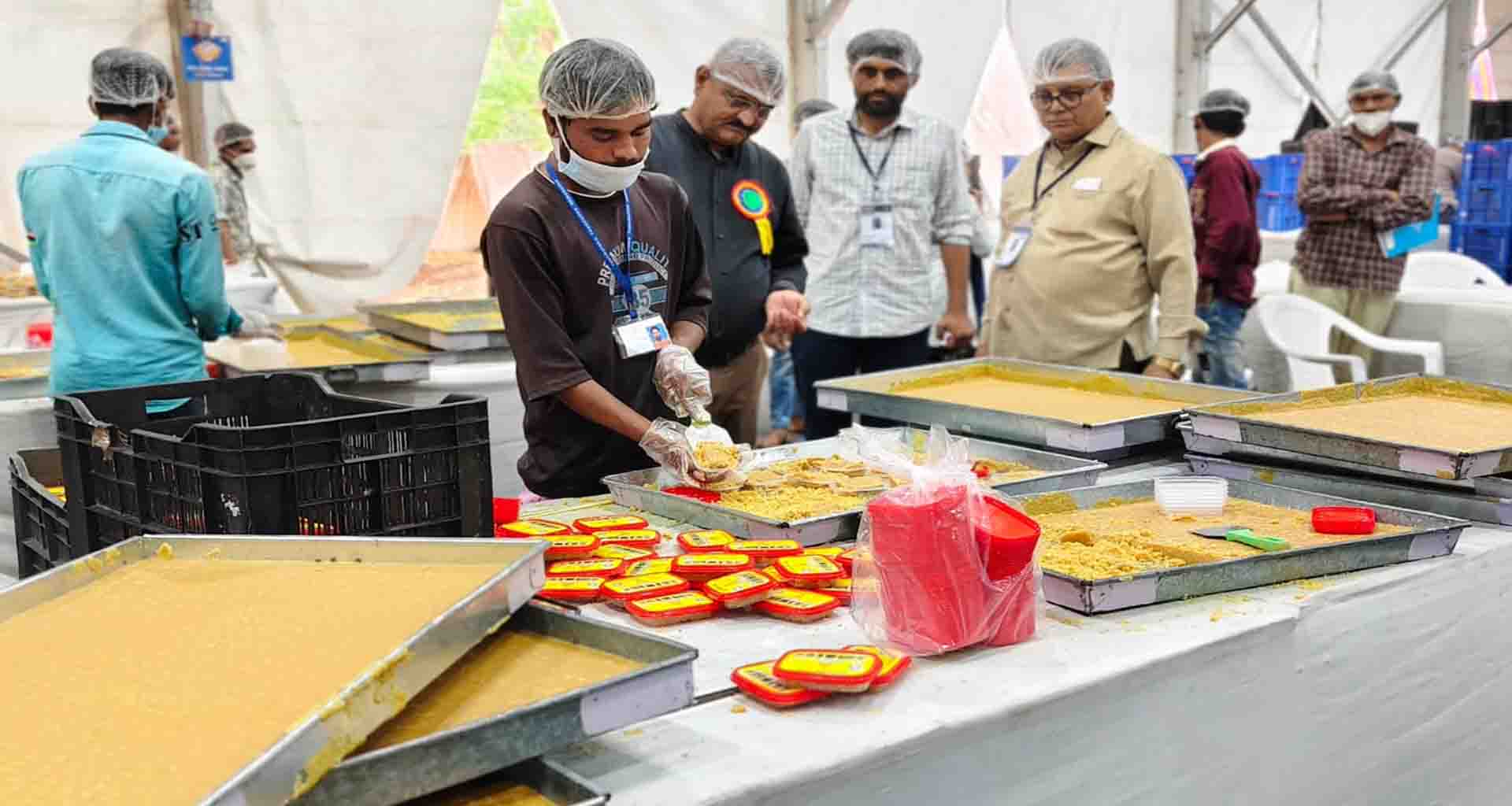 અંબાજી મહામેળામાં માઁ અંબેના મનભાવન મોહનથાળ પ્રસાદનું અવિરત વિતરણ