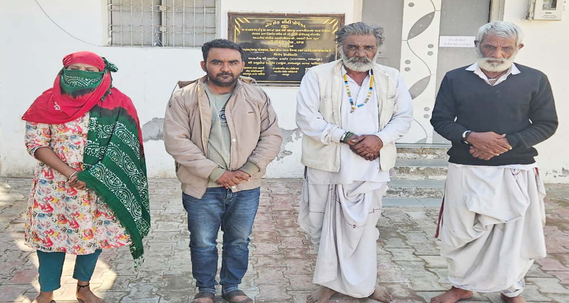 રાધનપુર પોલીસે પૈસા લઈને લગ્ન કરાવી છેતરપિંડી કરનાર ટોળકીને રૂ.૨,૨૭ લાખના મુદામાલ સાથે ઝડપી