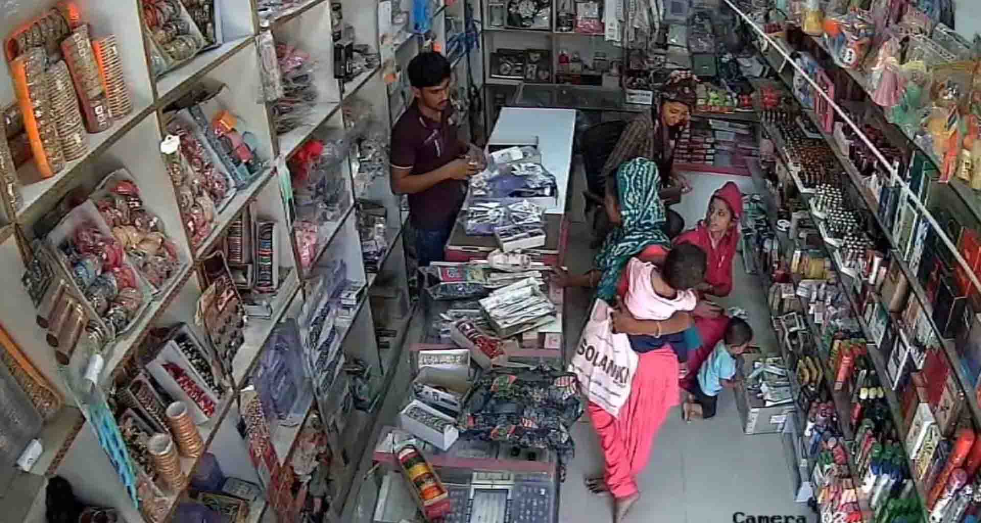 સાતલપુરની સીયારામ કટલરી દુકાનમાંથી ધોળા દિવસે બે મહિલાઓ કટલરીના સામાનની ચોરી કરી પલાયન થઈ