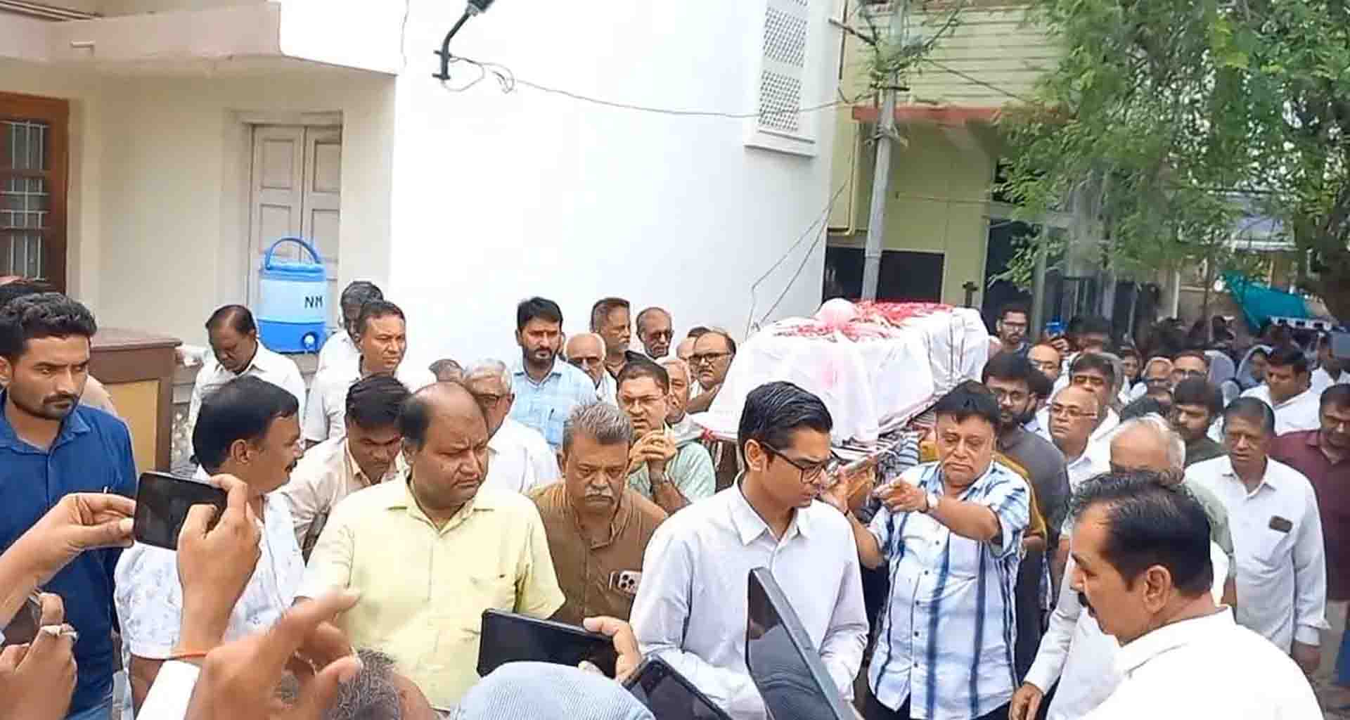 અમદાવાદ વિમાન દુર્ઘટના: પાલનપુરના રમેશભાઈ ઠક્કરનો મૃતદેહ પાલનપુર લવાયો