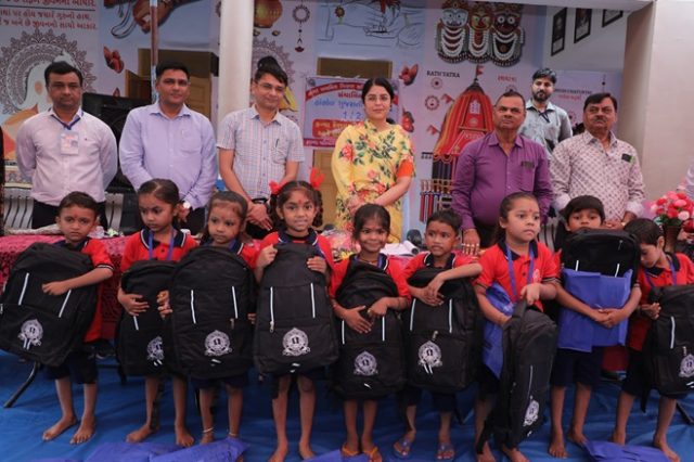 મુખ્યમંત્રીશ્રીનાં અધિક અગ્ર સચિવ શ્રીમતી અવંતિકા સિંહની પ્રોત્સાહક ઉપસ્થિતિમાં હાંસોલ પ્રાથમિક શાળામાં ઊજવાયો શાળા પ્રવેશોત્સવ