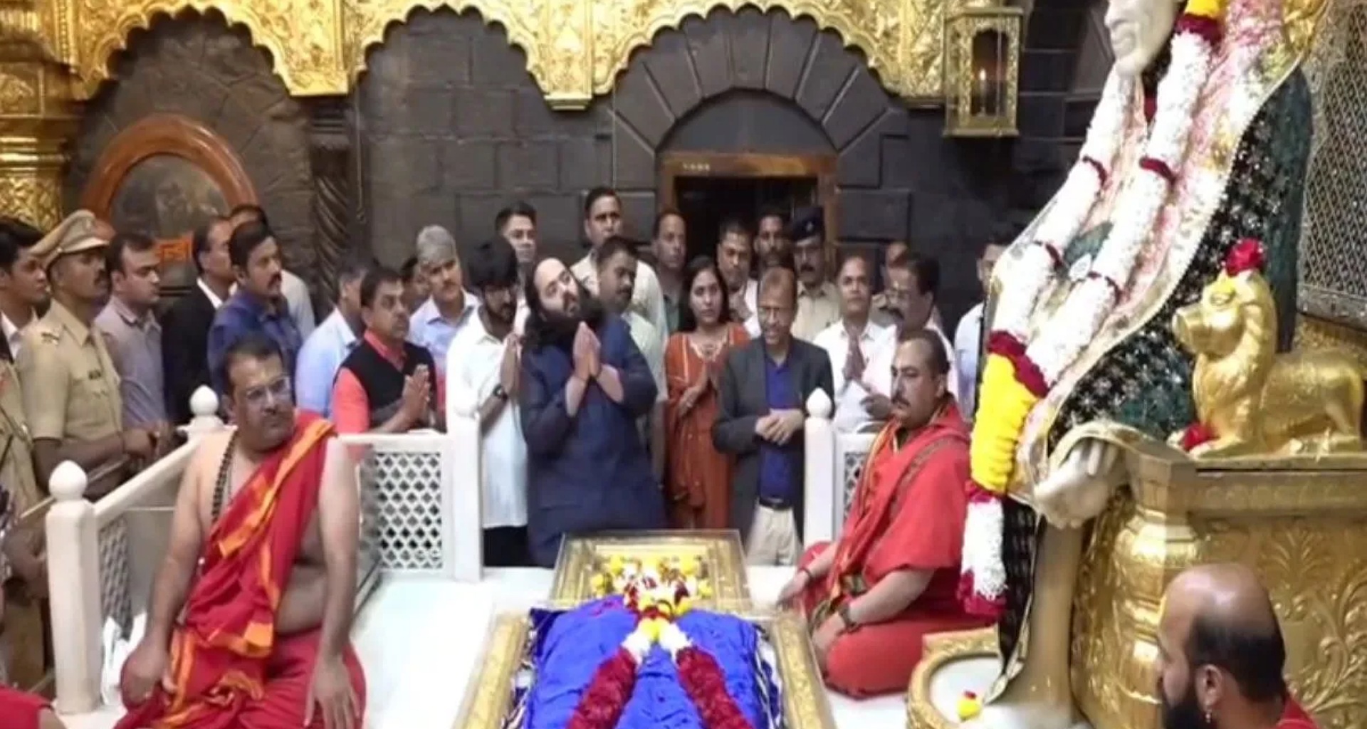 અનંત અંબાણીએ 5 કરોડ રૂપિયાનો ચેક અર્પણ કર્યો, સાંઈ બાબાના ચરણોમાં માથું નમાવ્યું