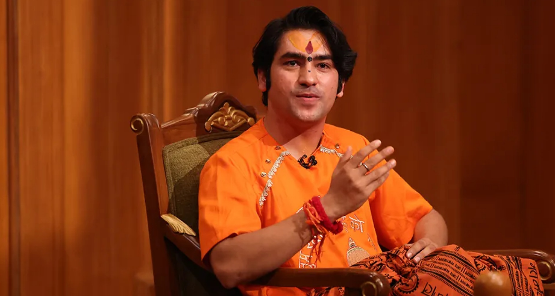 બાગેશ્વર બાબા AAP ના દરબારમાં પહોંચ્યા, ચાર્ટર પ્લેન દ્વારા અનંત અંબાણીના લગ્નમાં જવા પર આ વાત કહી