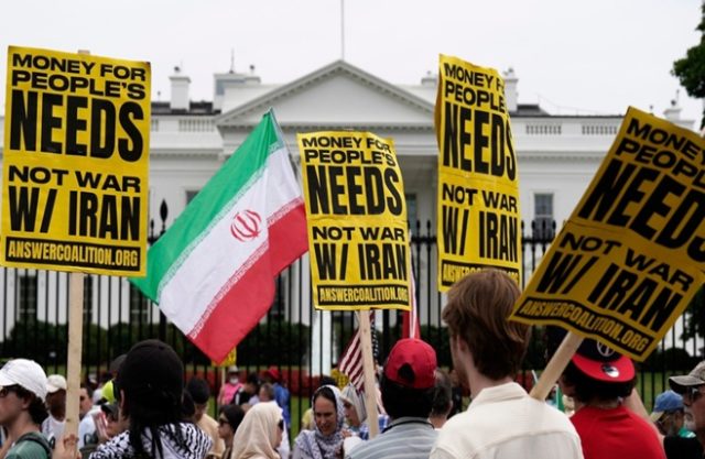 ‘તમને અમેરિકાને અંદર ખેંચવા નહીં દઈએ…’: યુદ્ધ વિરોધી રેલીઓમાં વિરોધીઓ અમેરિકાના શહેરોમાં ઉમટી પડ્યા